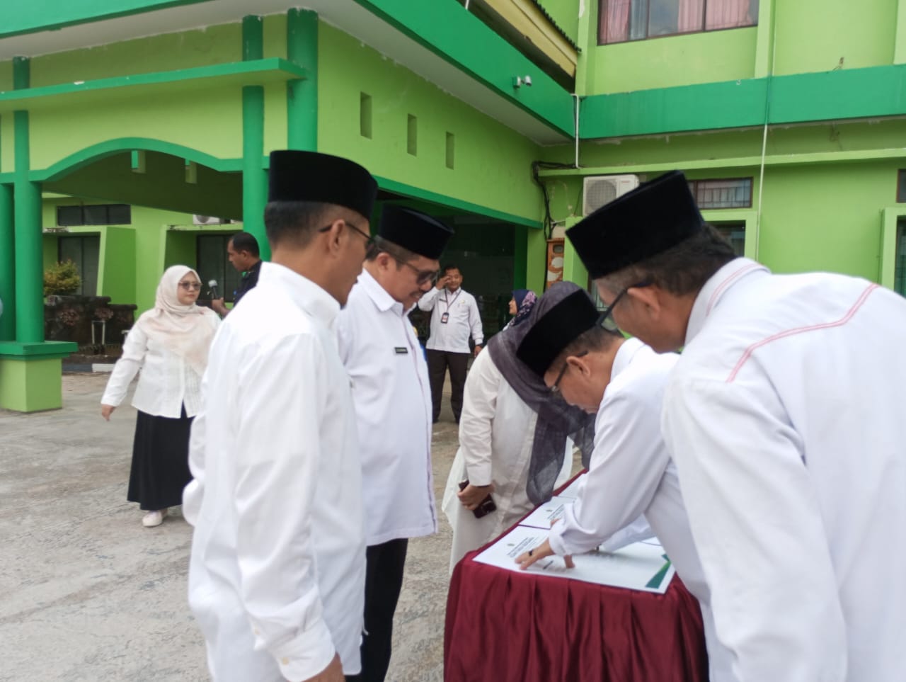 Usai Apel Pagi, Kepala KUA Sekupang Tandatangani Komitmen Bersama
