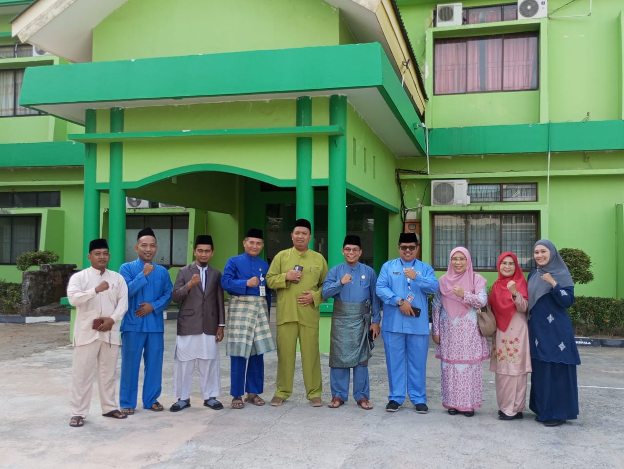 Kepala dan Staf KUA Sekupang Ikuti Apel Pagi di Halaman Kankemenag Kota Batam