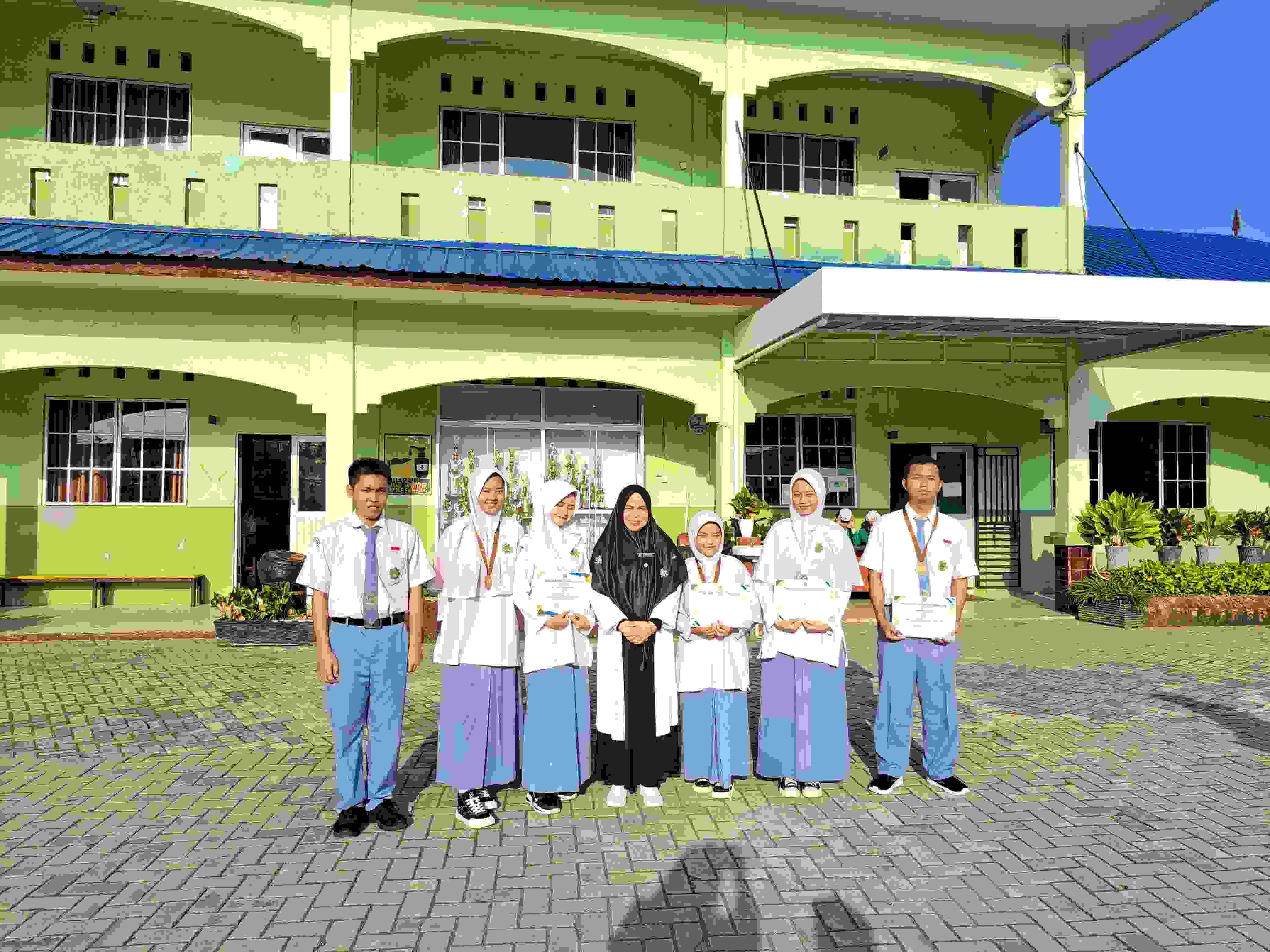 Penyerahan Piagam Penghargaan Juara KSM Jenjang MA Tingkat Kota Batam Tahun 2024 di MA USB Filial MAN Batam