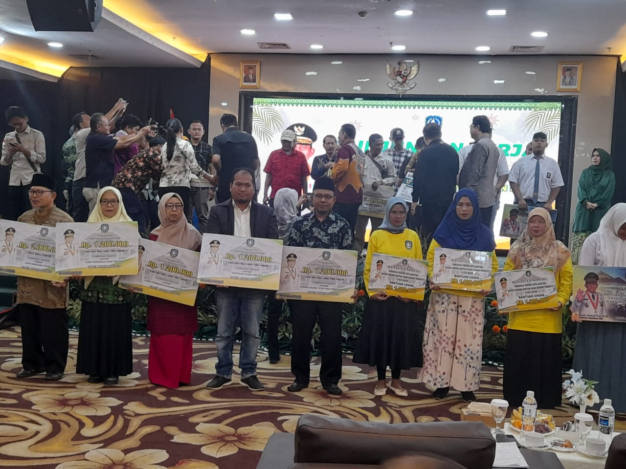 Kunjungi Batam, Gubernur Kepri Serahkan Bantuan
