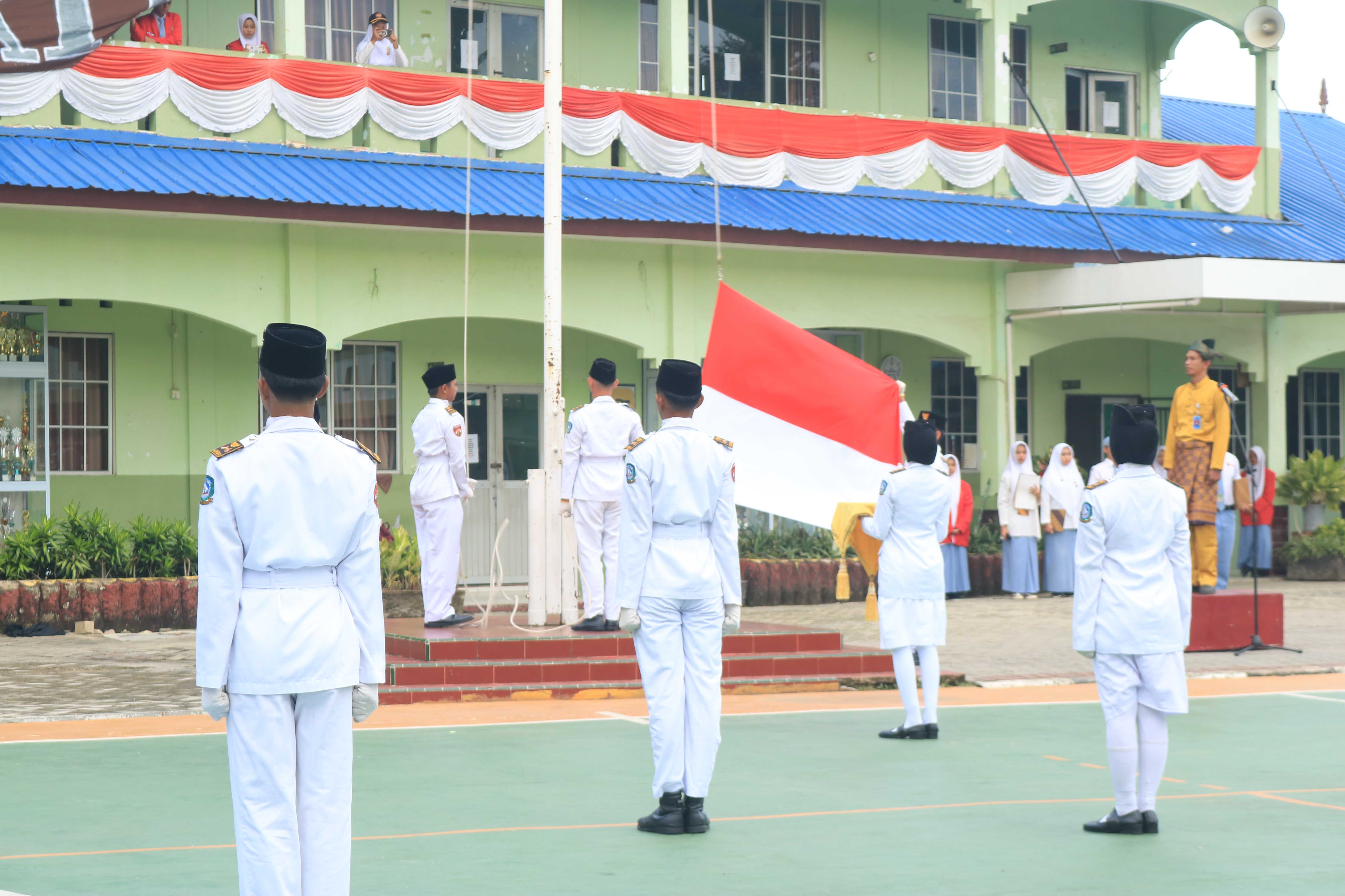 Mengenakan Pakaian Adat, MA USB Filial MAN Batam Melaksanakan Upacara 17 Agustus