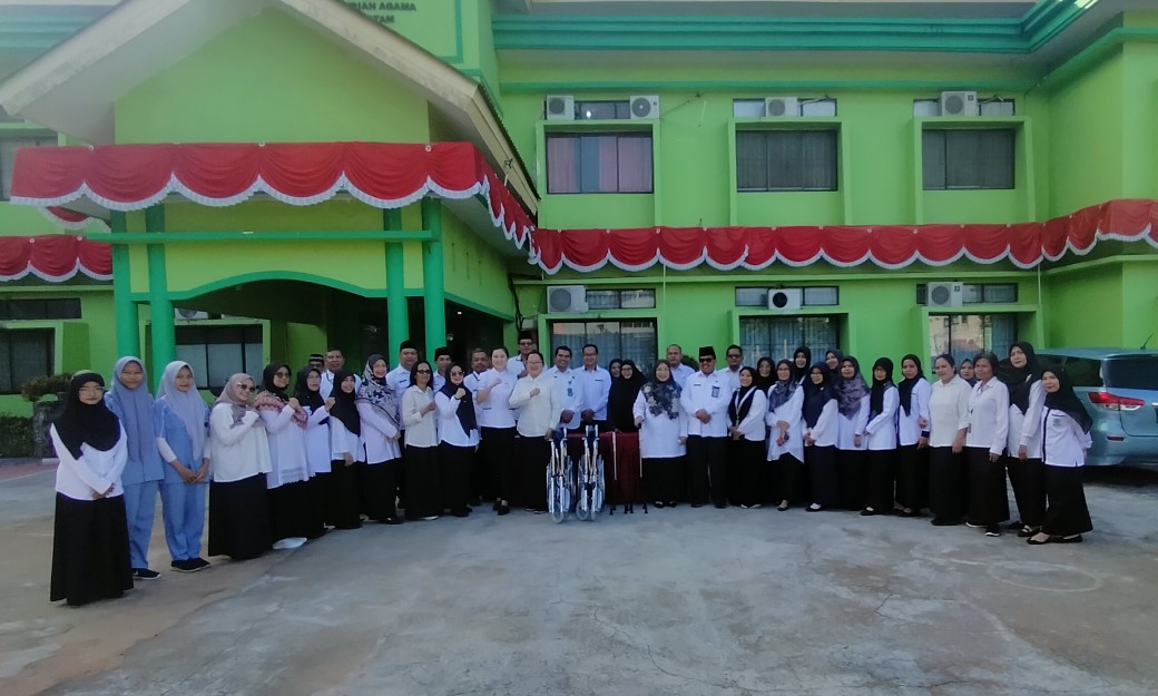 Peduli Lansia dan Disabilitas, Kemenag Kota Batam Terima Bantuan Kursi Roda dan dan Tongkat