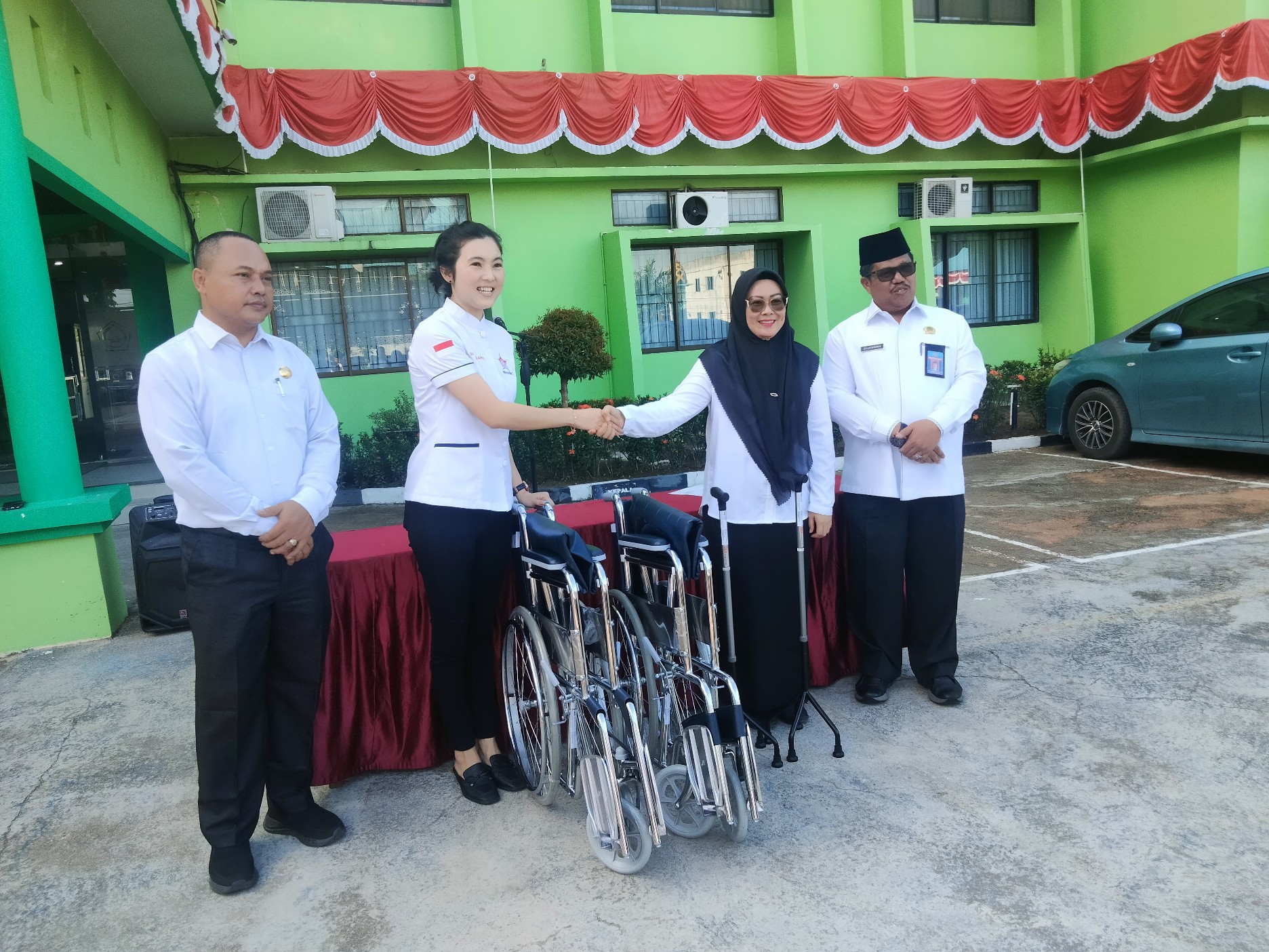 Didampingi Penyelenggara Bimas Buddha, Permabudhi Serahkan Bantuan Untuk Kemenag Kota Batam