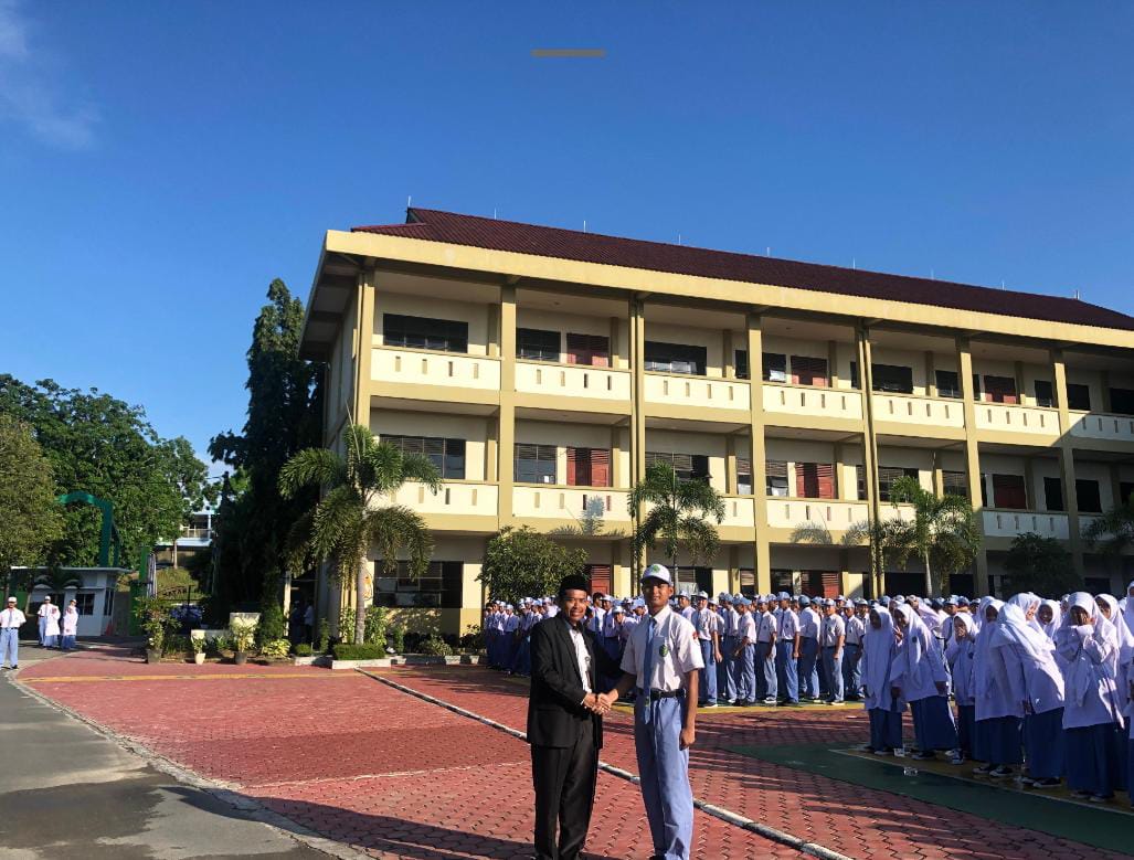 Perdana, Kepala MAN Batam Terbaru Laksanakan Upacara Bendera