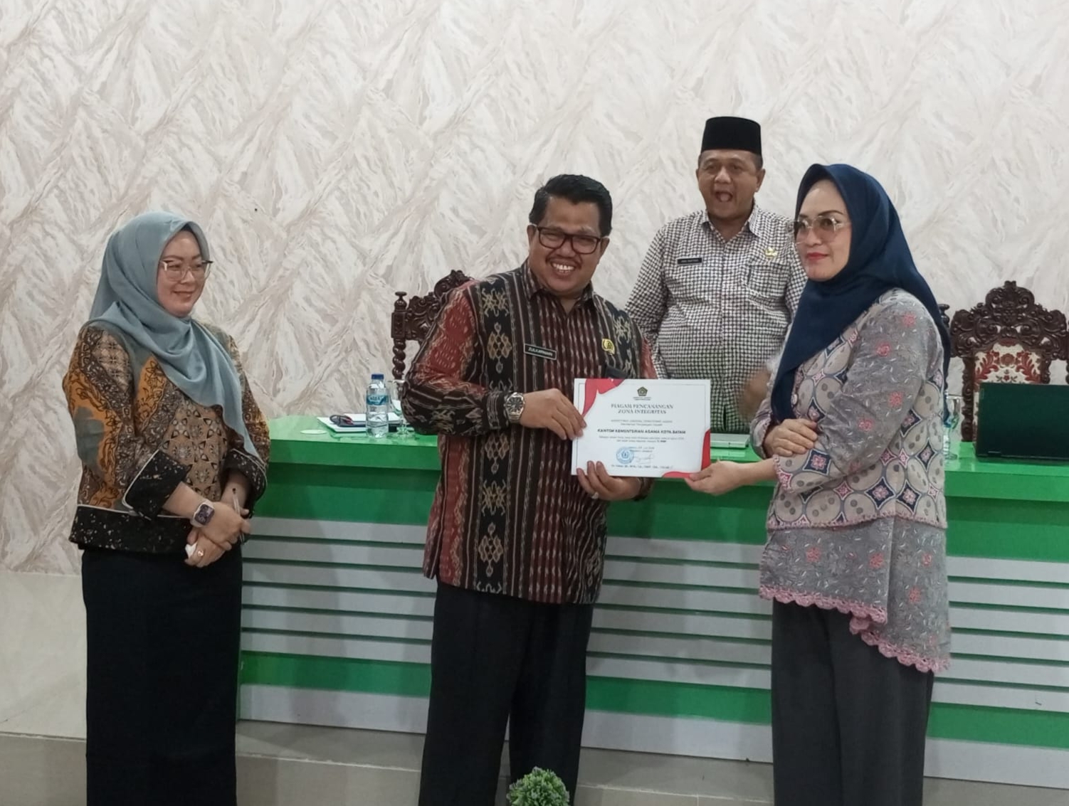 Kemenag Kota Batam Terima Piagam Pencanangan Zona Integritas Tahun 2024
