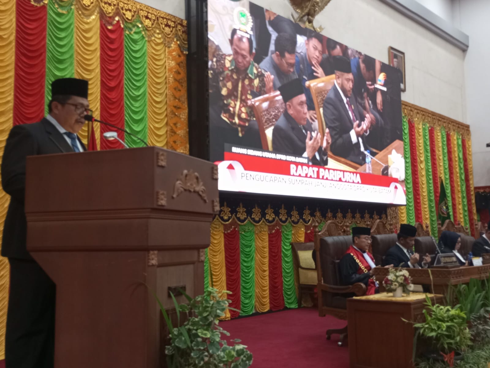 Zulkarnain Pimpin Do'a Usai Pelantikan 50 Anggota DPRD Kota Batam Periode 2024-2029