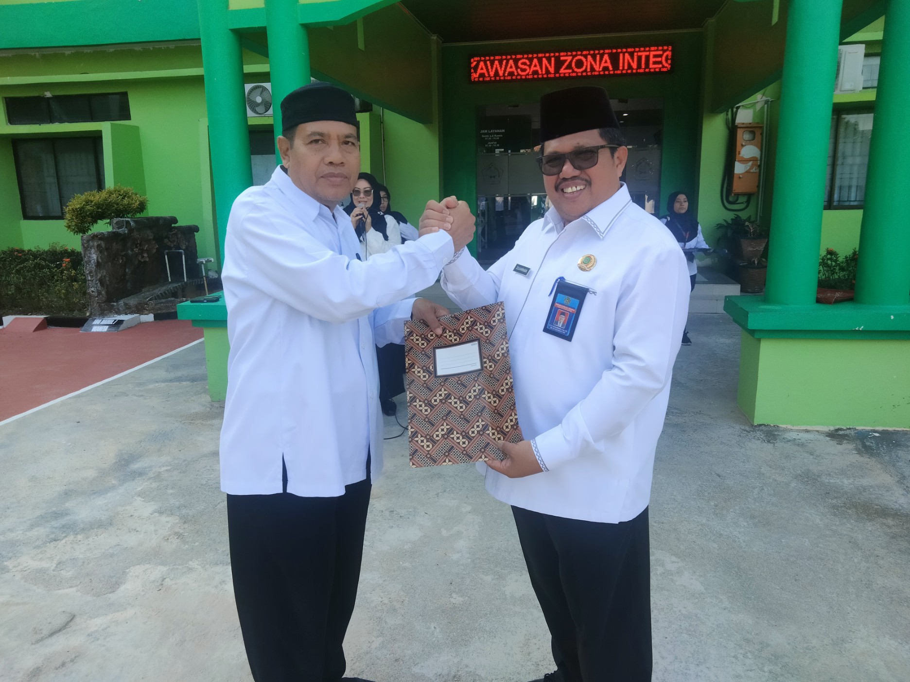 Kakankemenag Kota Batam Serahkan SK Pensiun