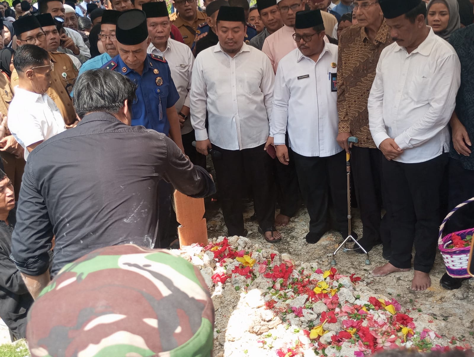 Jenazah Mantan Wali kota Batam, Nyat Kadir Dimakamkan di TPU Sei Temiang