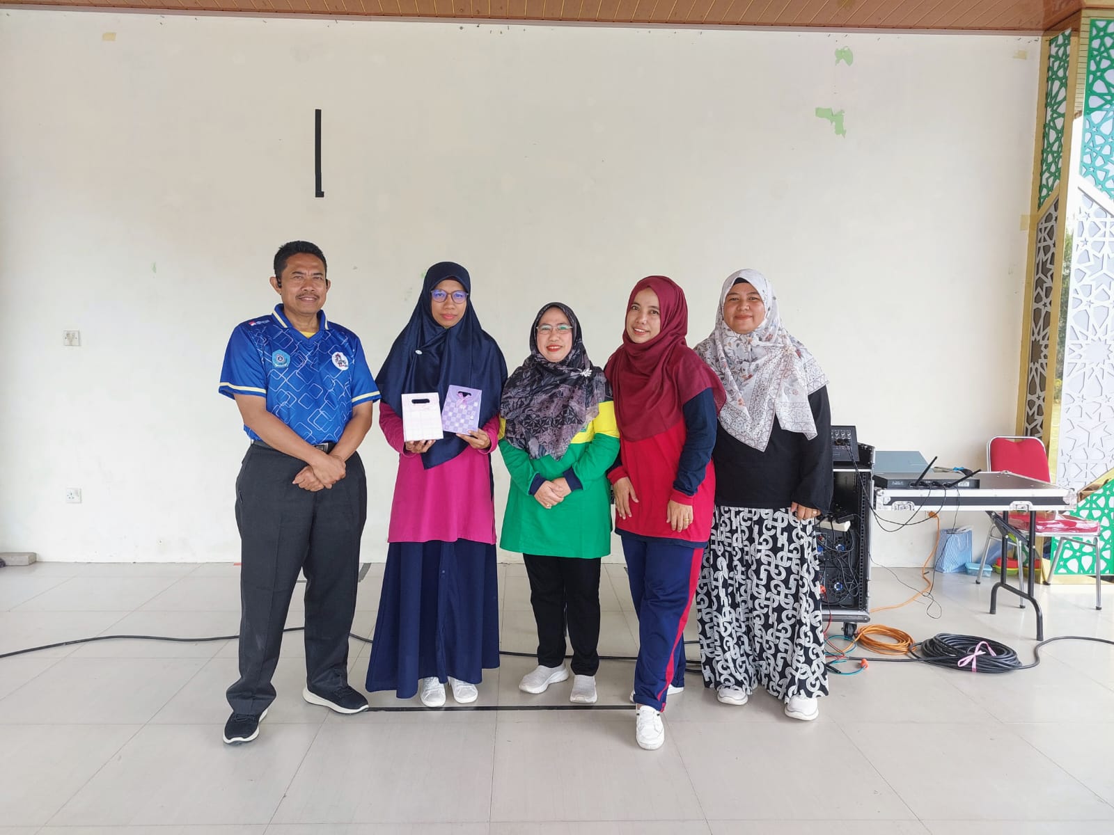 Kepala MAN Batam Berikan Cendera Mata Tanda Perpisahan Annisa Munfa'ati