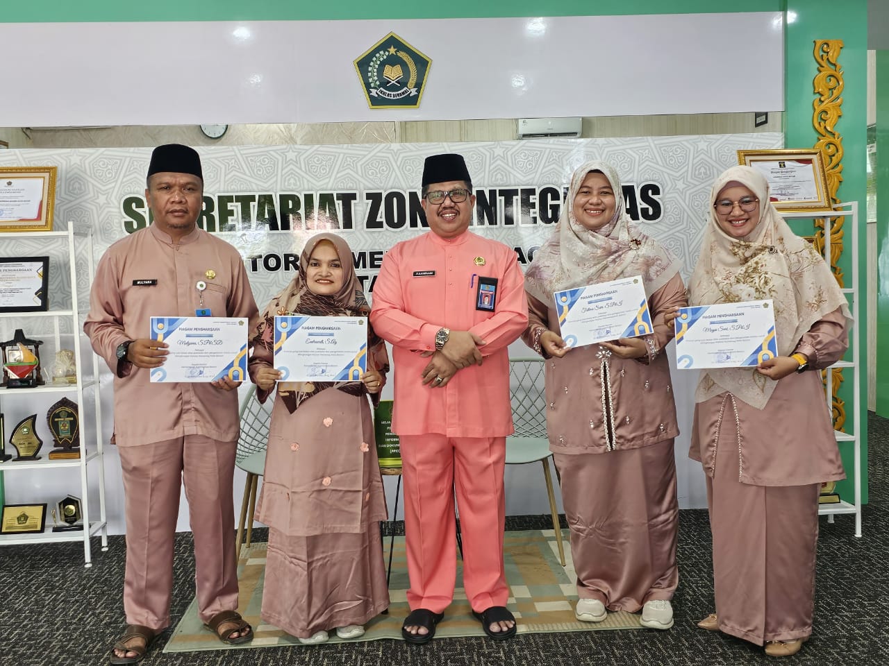 Kemenag Kota Batam Berikan Apresiasi Penghargaan untuk Humas Madrasah