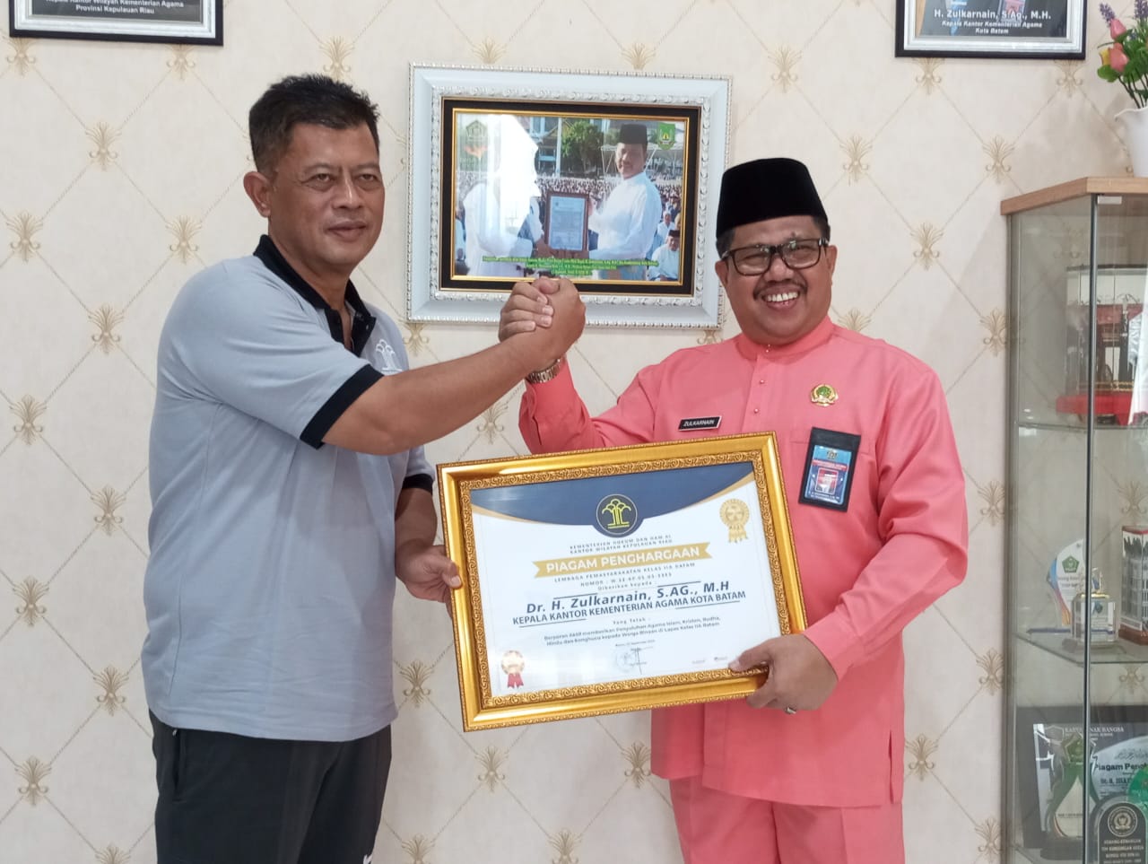 Dukung Program Pembinaan Kerohanian, Kemenag Terima Piagam Penghargaan dari Lapas Batam