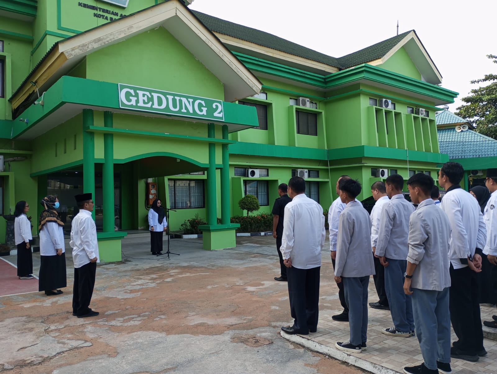 Kasubag TU, Magdalena Silfia Pimpin Apel Pagi