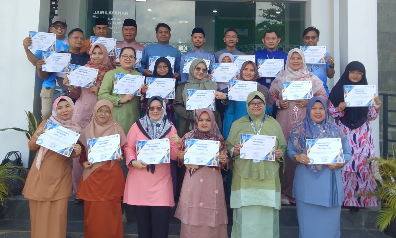 Wujud Apresiasi, Kemenag Kota Batam Beri Penghargaan Bagi Tim Kreatif dan Humas Madrasah