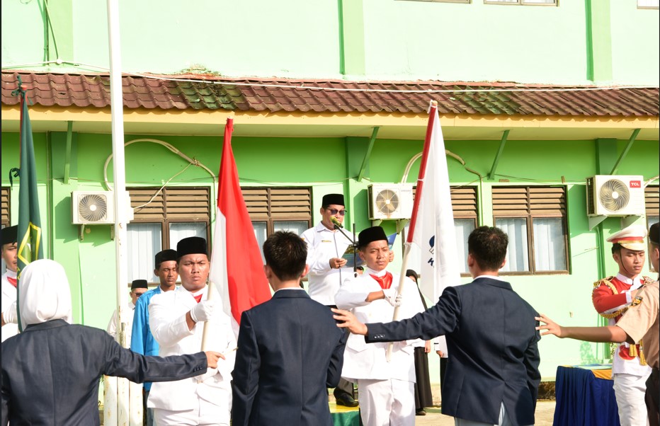 Kepala MAN Insan Cendekia Kota Batam Resmi Melantik dan Mengukuhkan Organisasi Siswa Masa Bakti 2024-2025