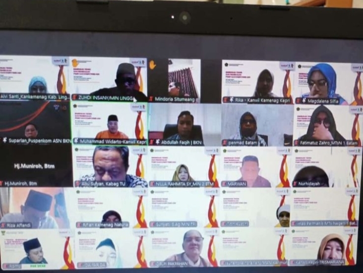 Puluhan Pegawai Kankemenag Kota Batam Ikuti Bimtek dan Pembekalan Pemetaan Kompetensi dan Potensi ASN Melalui Zoom.