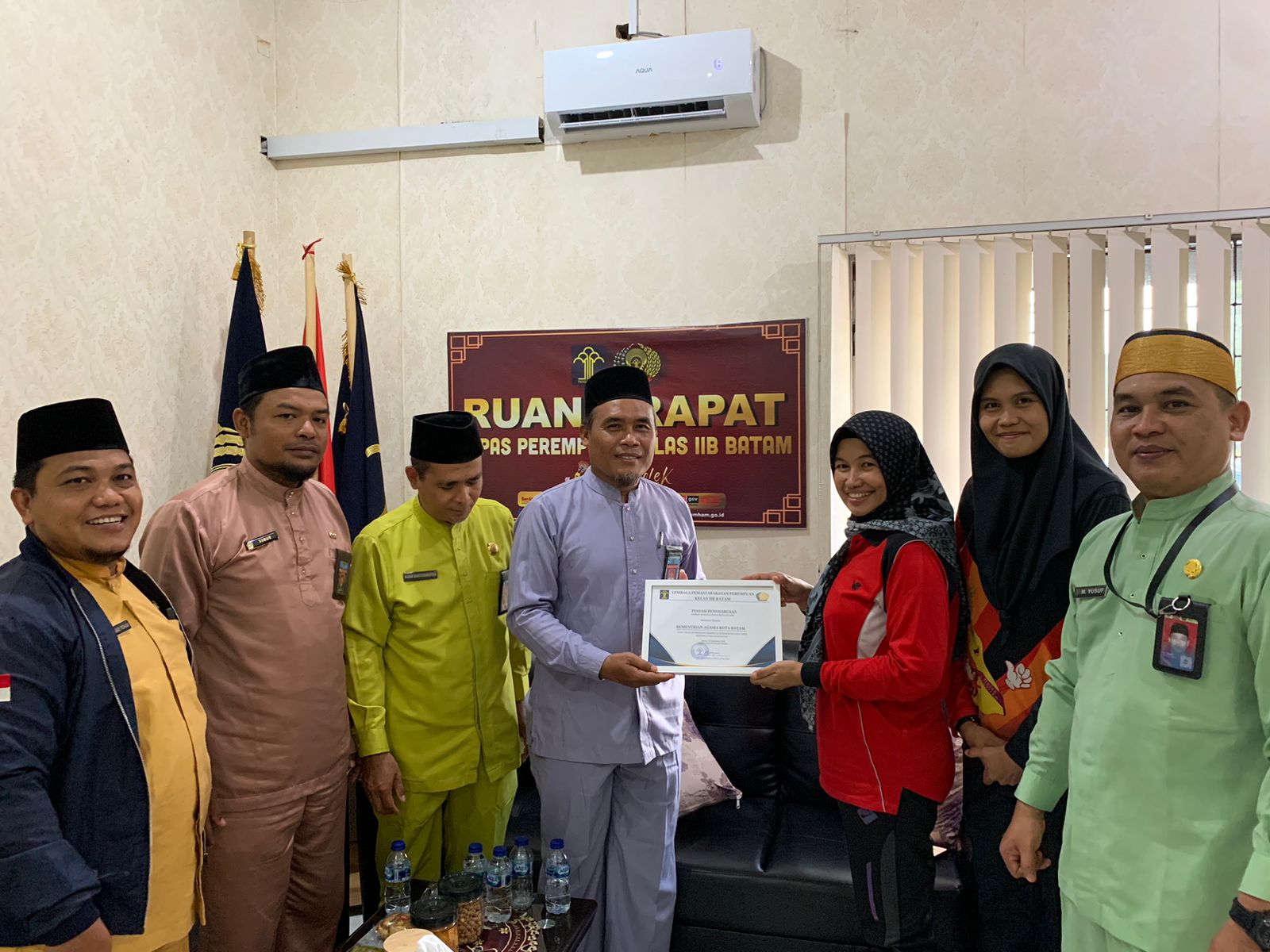 Rutin Berikan Penyuluhan Kepada Warga Binaan, Kankemenag Kota Batam Terima Penghargaan Dari Lapas Perempuan Kelas IIB