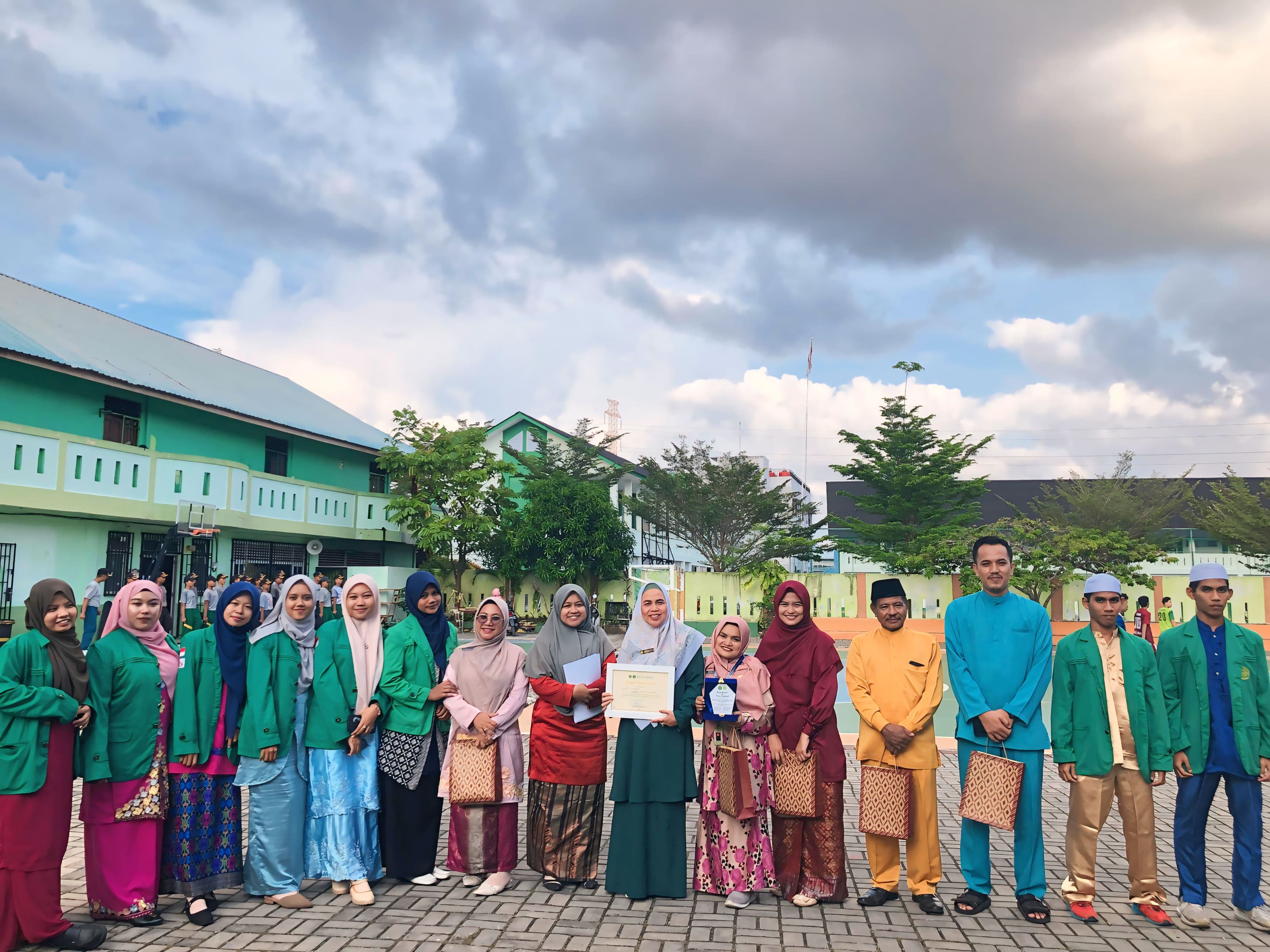 Kepala MAN 2 Batam Serah Terima Mahasiswa PPL STAI Ibnu Sina