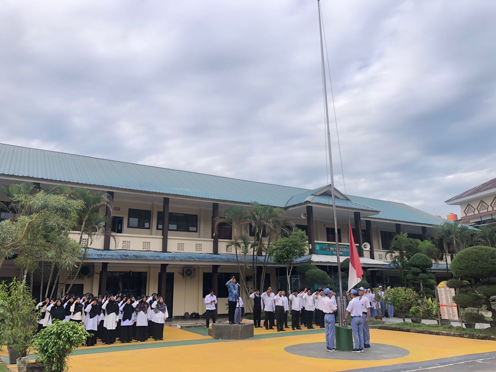 MAN 1 Kota Batam Gelar Upacara Bendera Bersama BNN Provinsi Kepulauan Riau