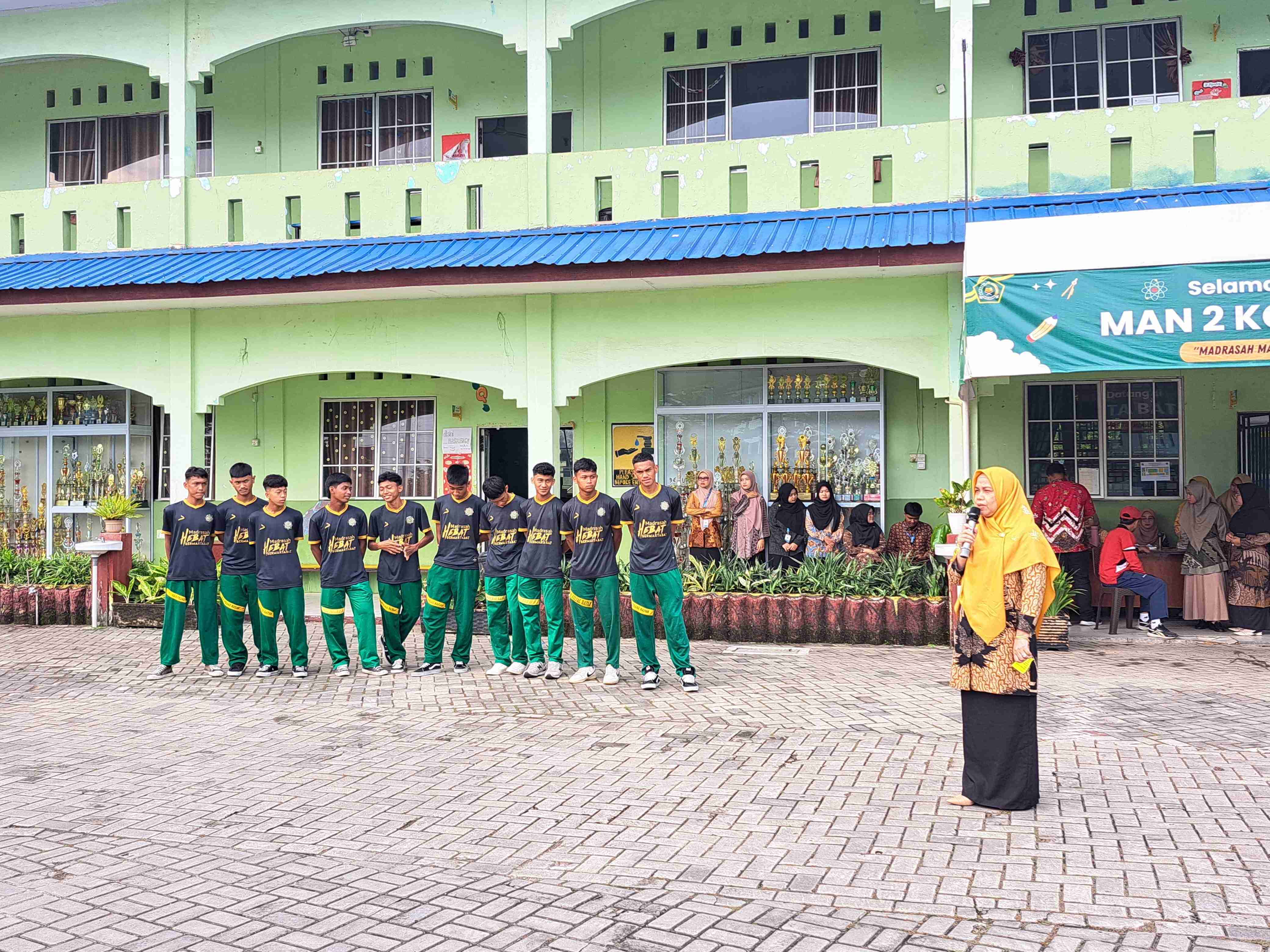 Kepala MAN 2 Batam Lepas Tim Futsal MAN 2 Batam ke Palembang Mewakili Kepulauan Riau Dalam Ajang Axis Nation Cup 2024