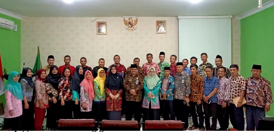 Serahkan SK Pramubakti, Zulkarnain Umar Ingatkan Kedisiplinan dan Jaga Nama Baik Kementerian Agama