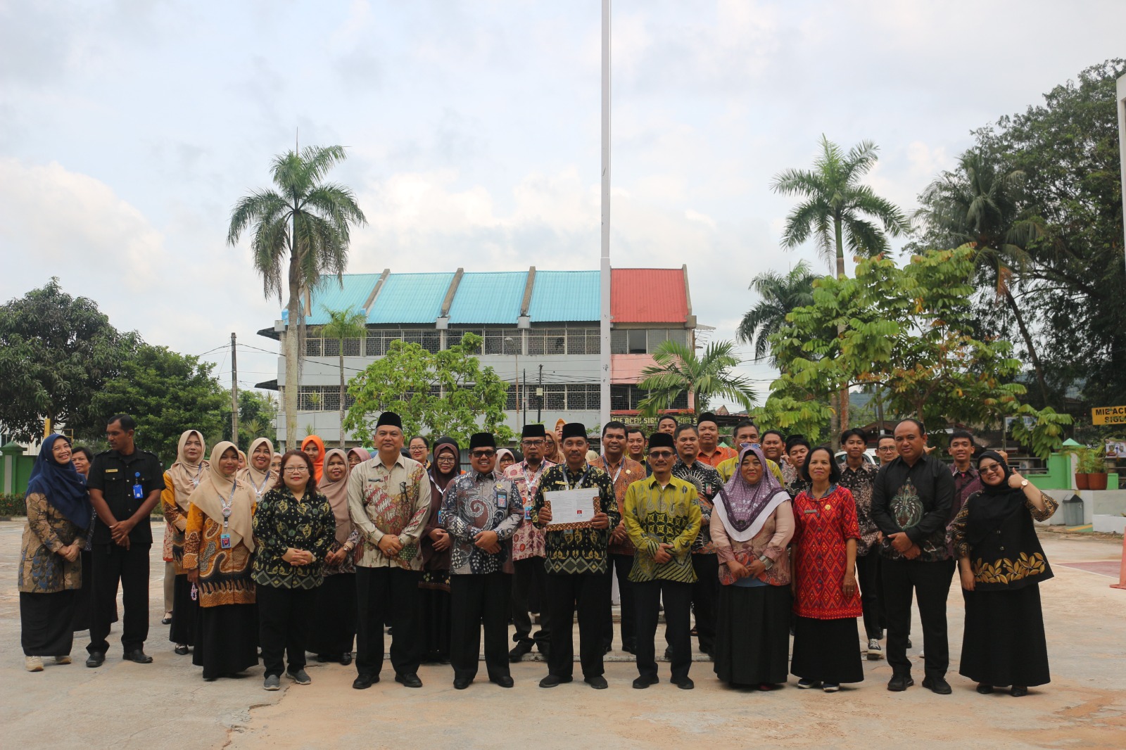Sempena Apel Pagi, Ridwan Syam Terima SK Purnabhakti