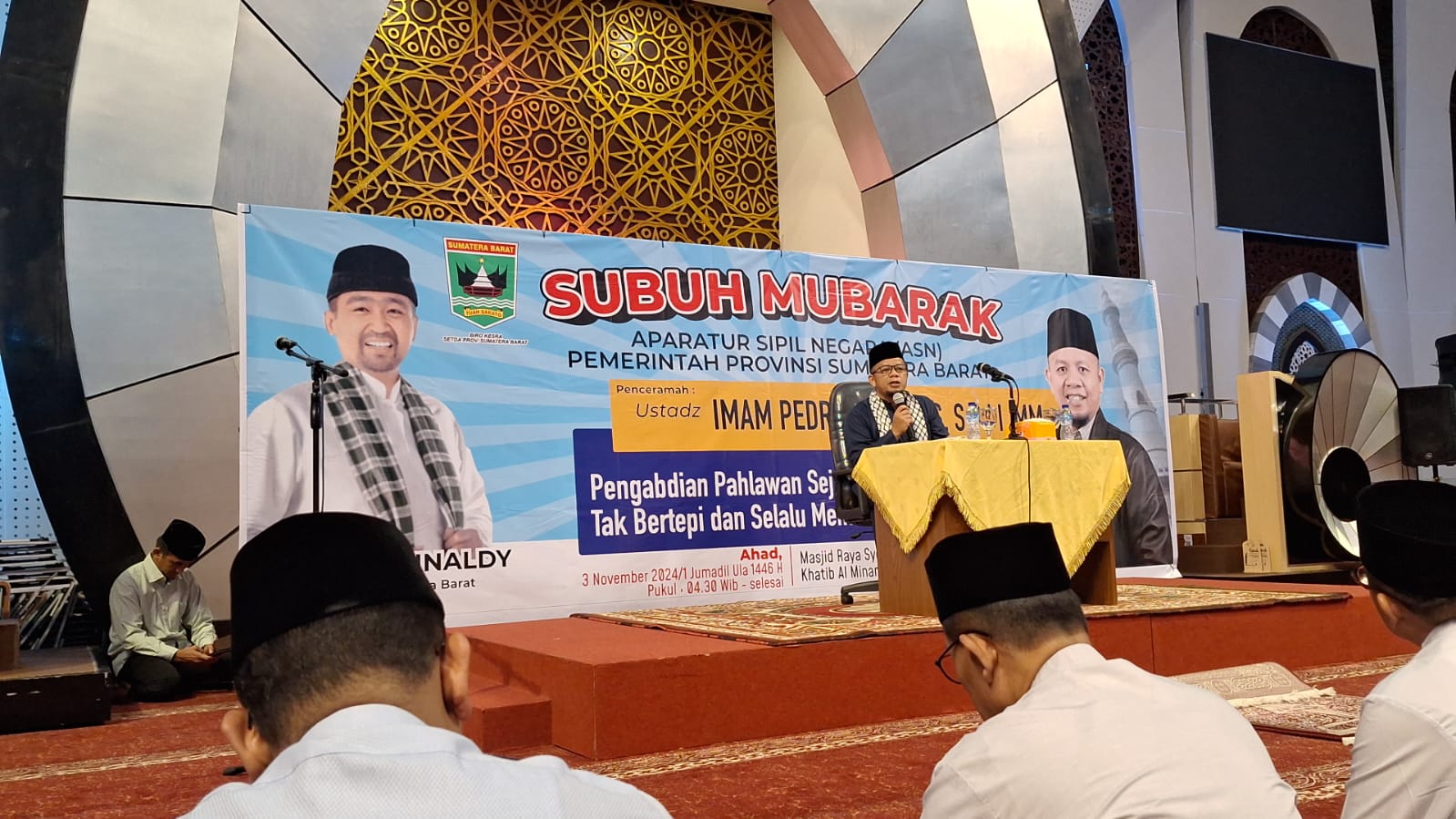 Guru MIN 2 Batam mengisi pemateri Subuh Mubarak di Masjid Raya Sumatera Barat