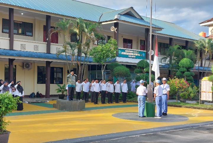 Kepala MAN 1 Kota Batam Beri Pesan Disiplin dalam Pelaksanaan Upacara