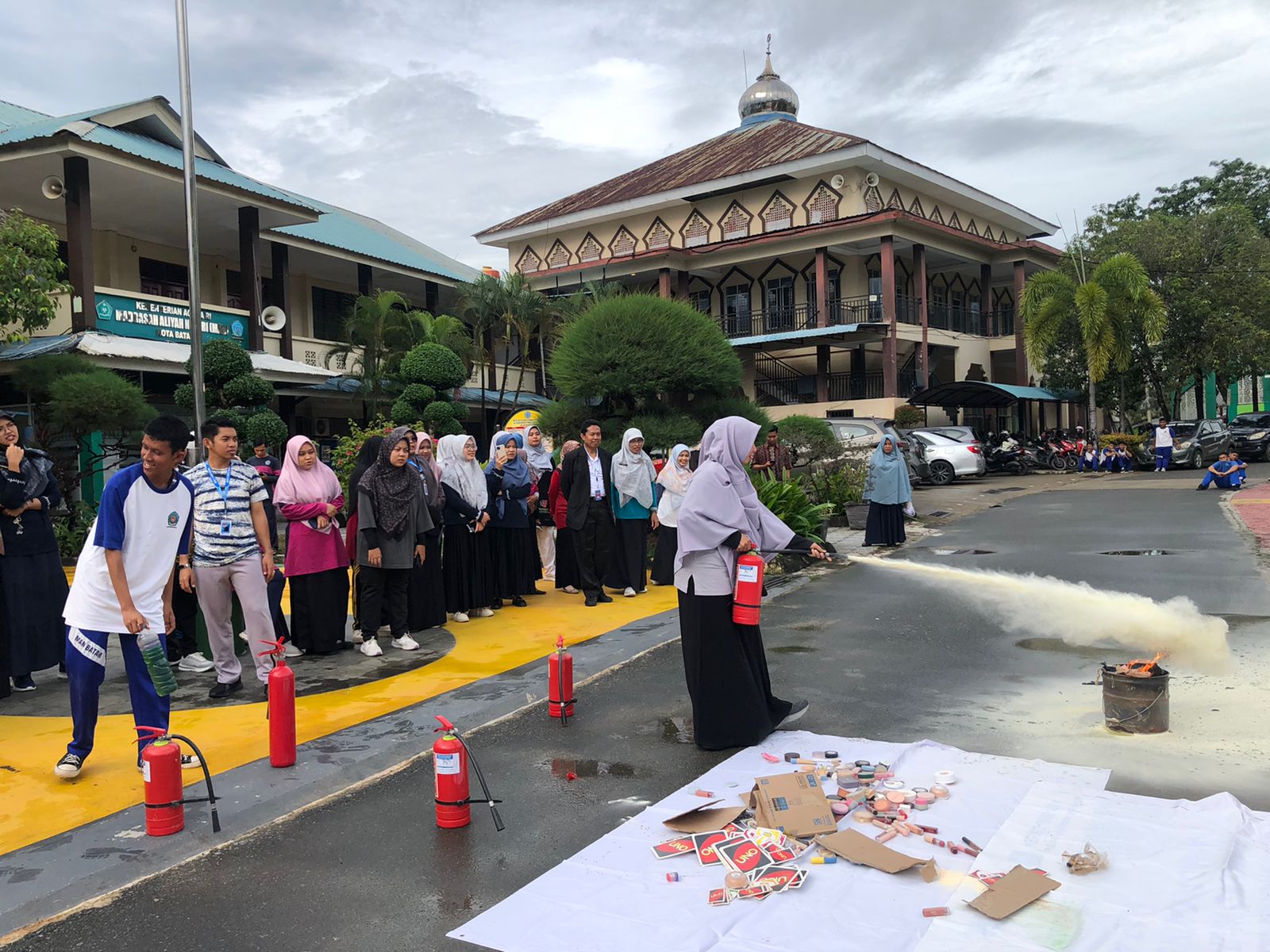 MAN 1 Kota Batam Ikuti Sosialisasi dan Simulasi APAR oleh Damkar Kota Batam