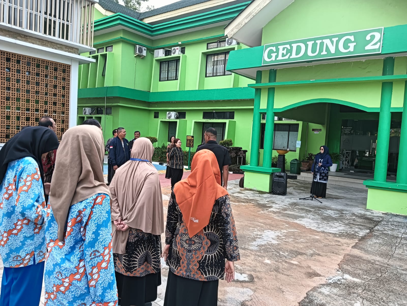 Kasubag TU, Magdalena Silfia Ingatkan Tentang Pelayanan Saat Apel Pagi