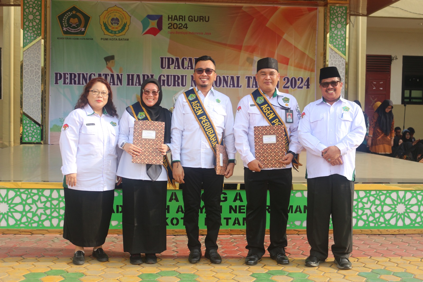 Sempena Hari Guru Nasional, Kantor Kemenag Kota Batam Serahkan SK Agen Perubahan