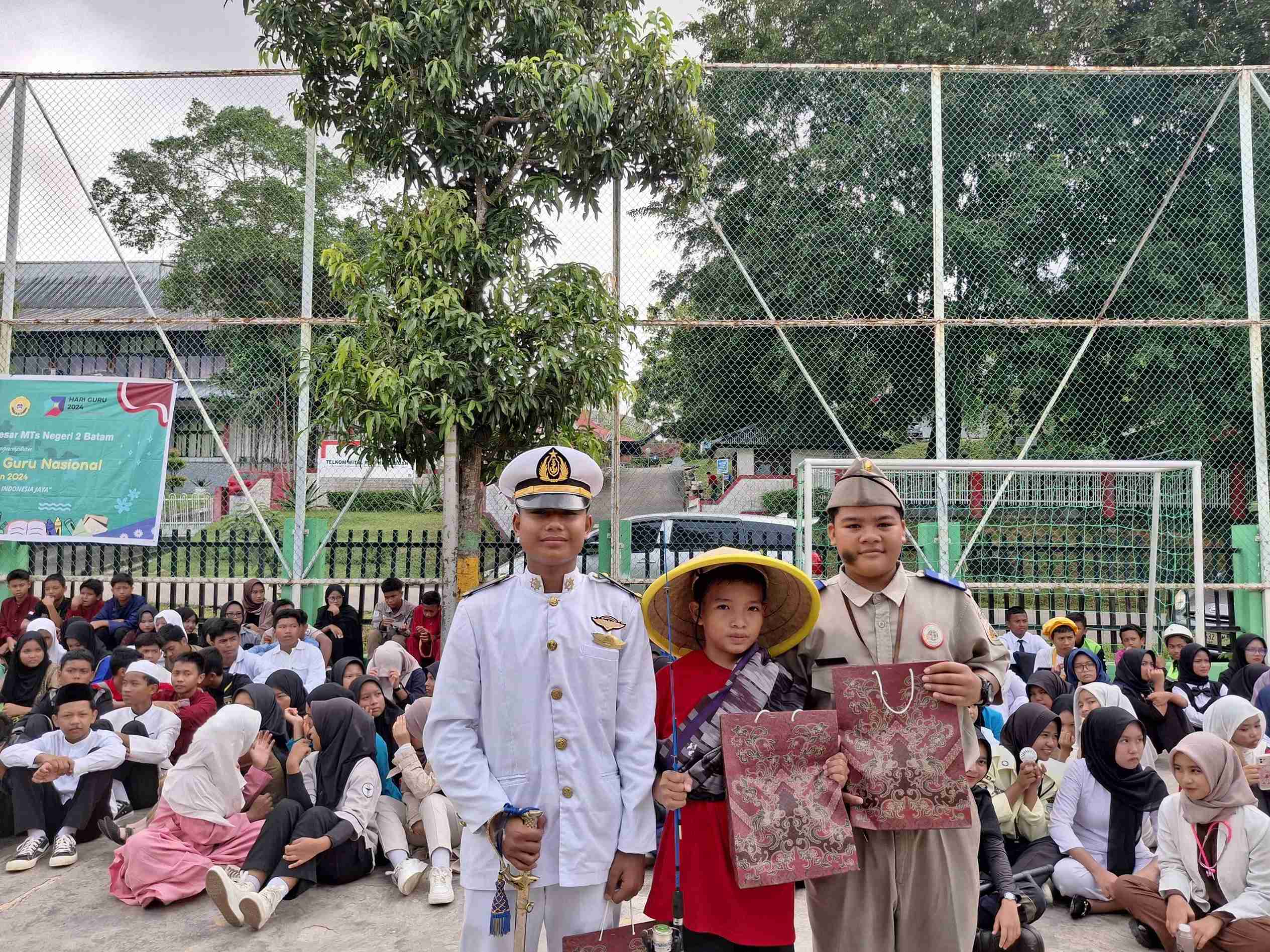 Berbagai Profesi dalam Peringatan HGN 2024 MTsN 2 Batam