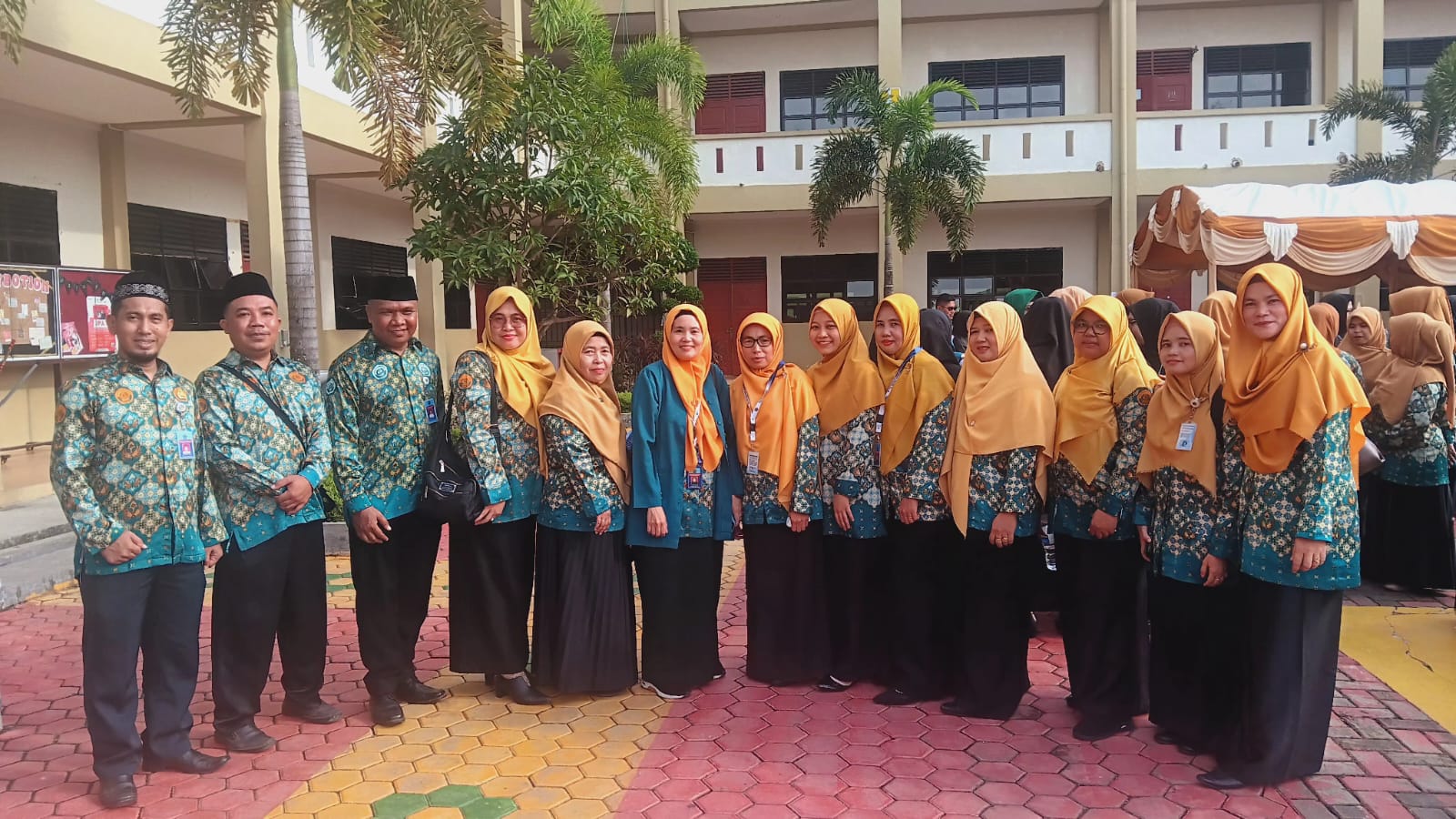 MIN 2 Batam peringati Hari Guru Nasional