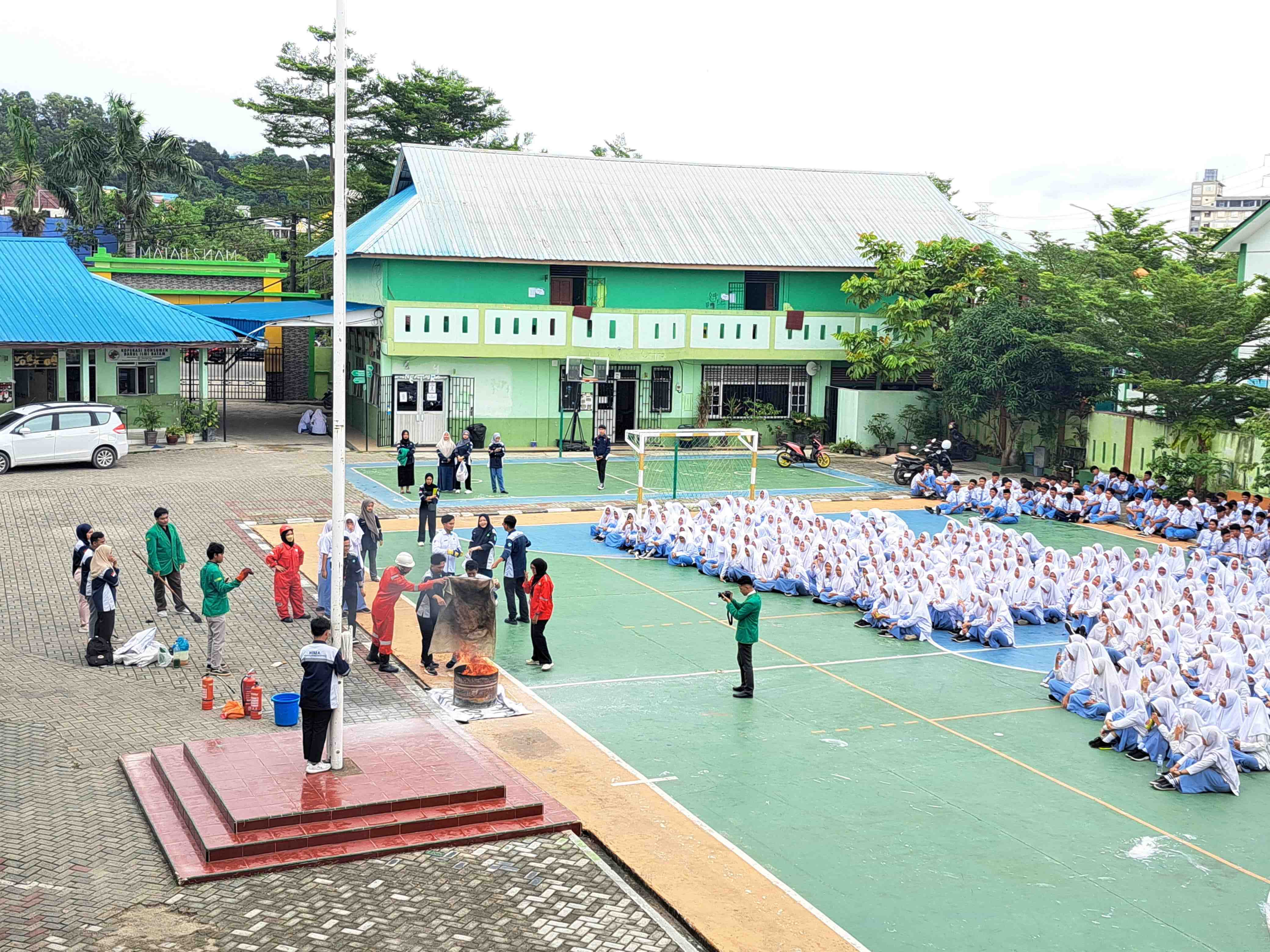 MAN 2 Batam Menyelenggarakan Kegiatan Edukasi Pemadaman Api Ringan Bersama HIMA K3 Fakultas Ilmu Kesehatan (Fokes) Universitas Ibnu Sina