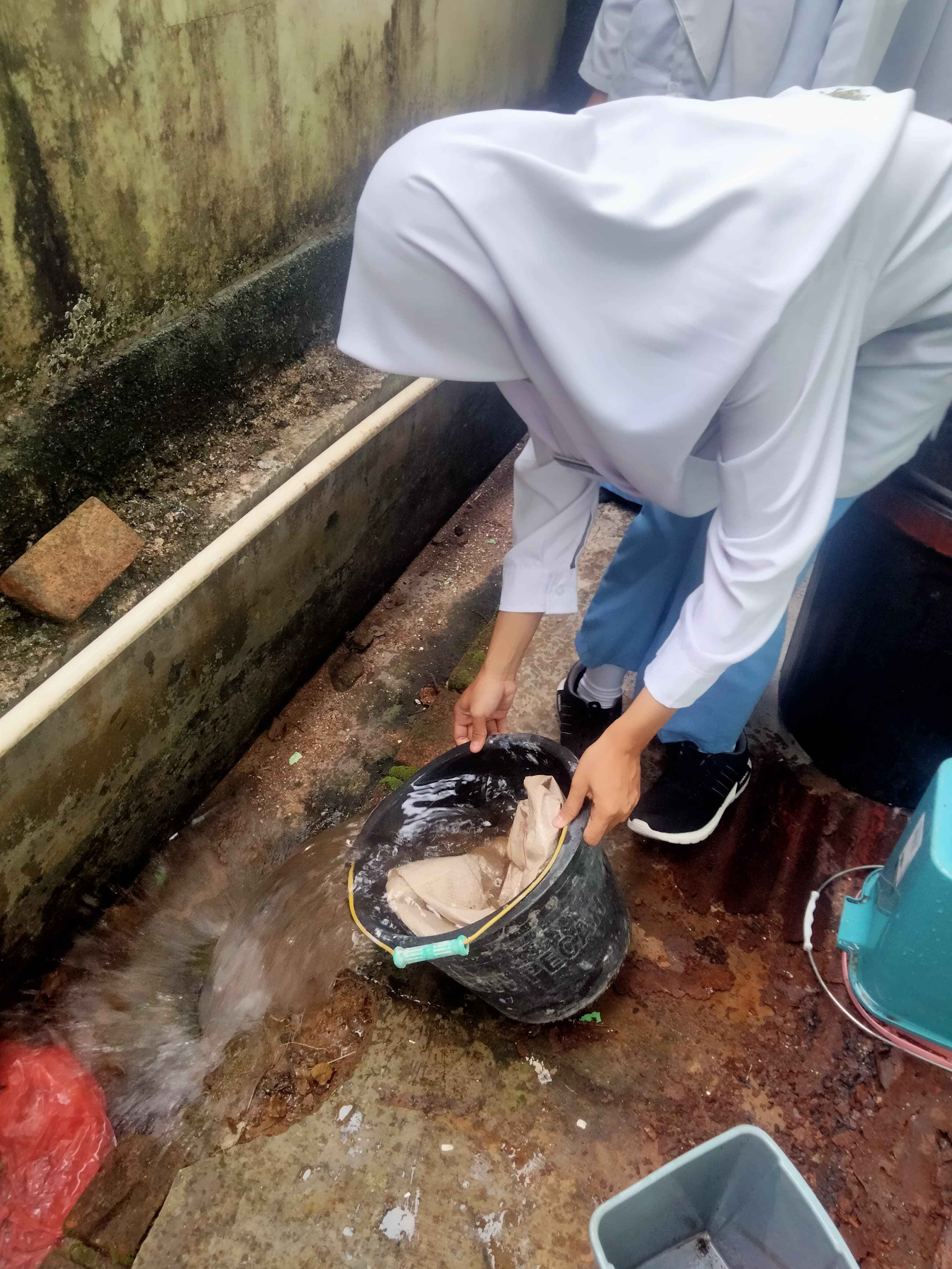 Cegah DBD, MAN 2 Kota Batam Mengadakan Pemeriksaan Jentik Nyamuk