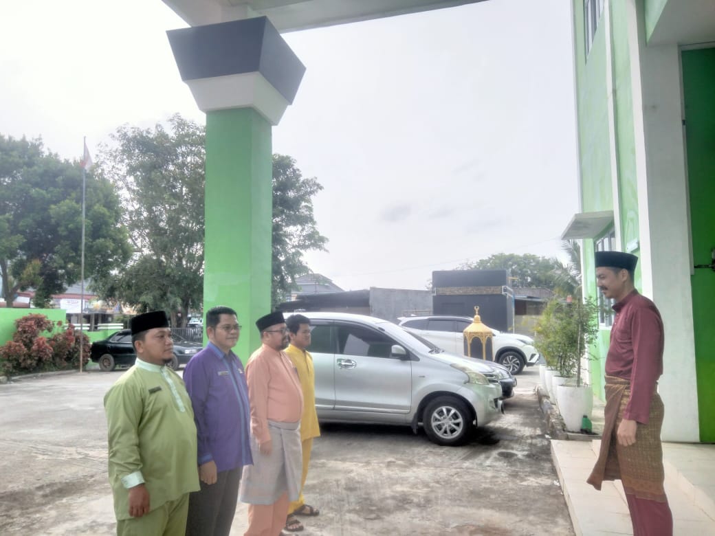 Apel Pagi di KUA Batam Kota: Pembina Apel Tekankan Kerja Sama dan Pelayanan Prima