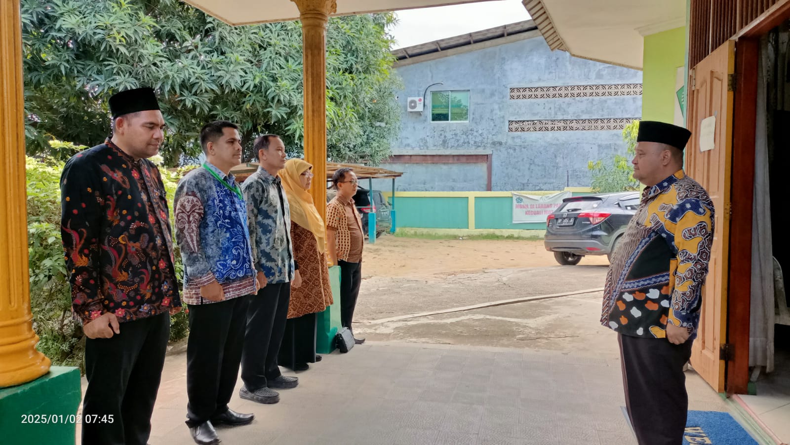 Apel Pagi di KUA Batu Ampar: Kepala KUA Ingatkan Kesiapan Upacara HAB ke-79 dan Ucapkan Selamat Kepada Pegawai 