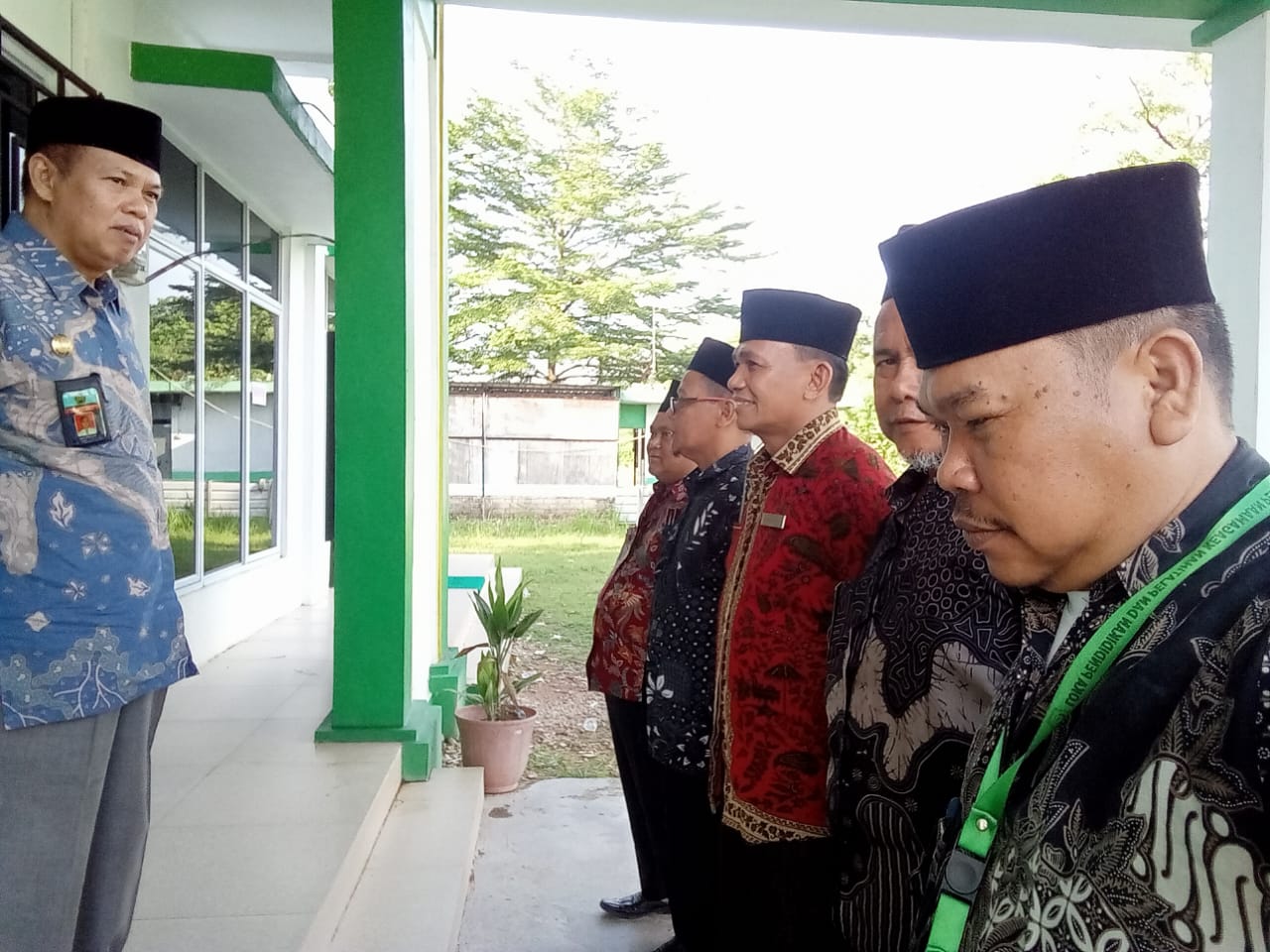 Apel Pagi Perdana Tahun 2025 di KUA Sagulung: Kepala KUA Ajak Tingkatkan Pelayanan dan Siap Hadiri Upacara HAB ke-79