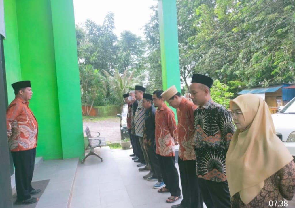 Apel Pagi Perdana Tahun 2025 di KUA Sekupang: Kepala KUA Beri Arahan Semangat dan Ucapan Selamat