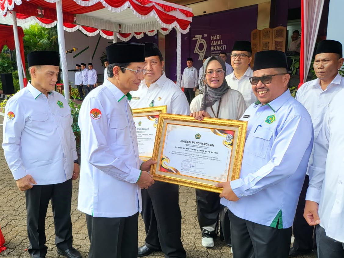 Sempena Upacara HAB Ke-79, Menteri Agama RI Serahkan Piagam Penghargaan Kepada Kantor Kemenag Kota Batam 