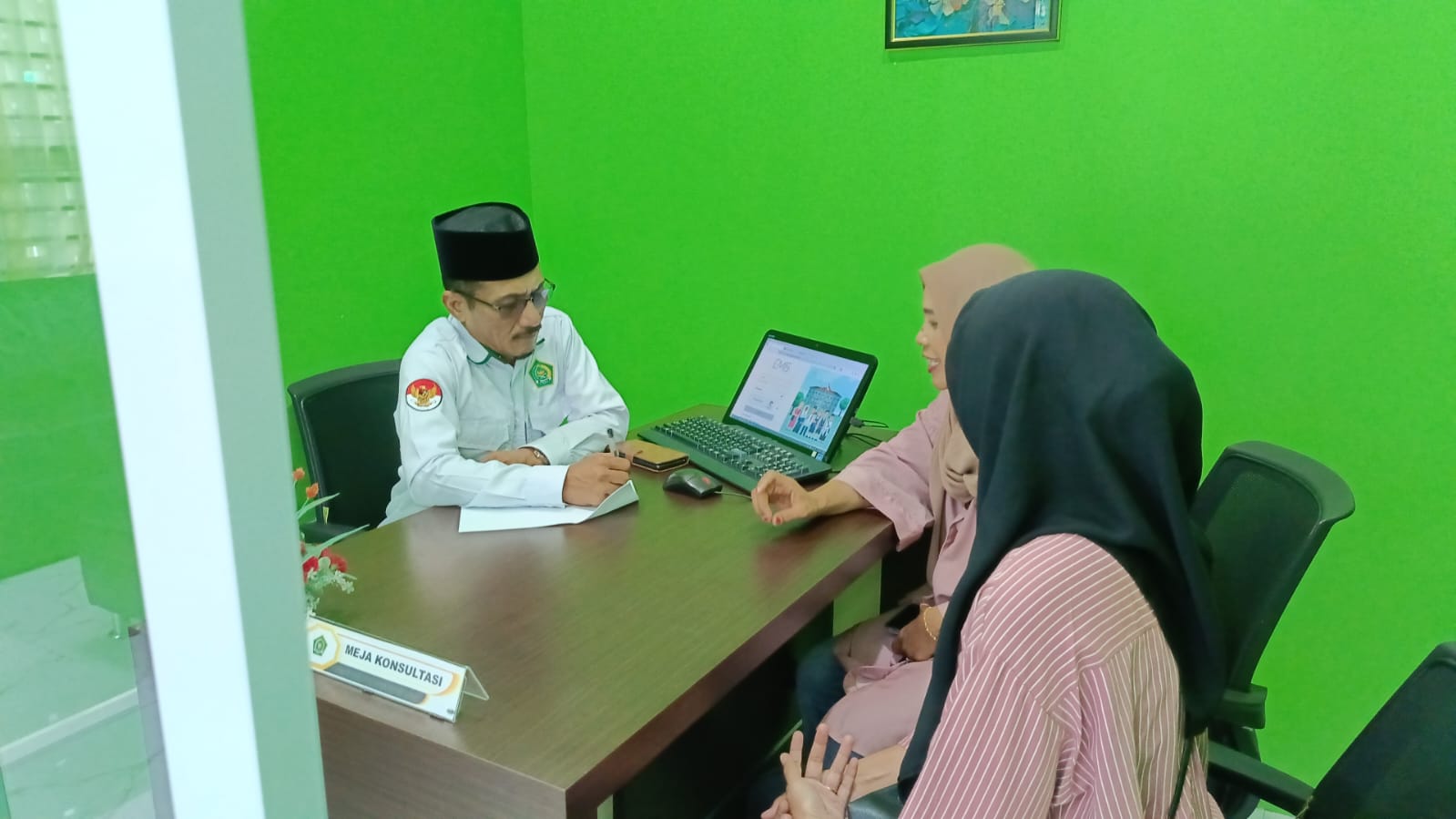 Masyarakat Nongsa Lakukan Konsultasi di PTSP  Kantor Kemenag Kota Batam
