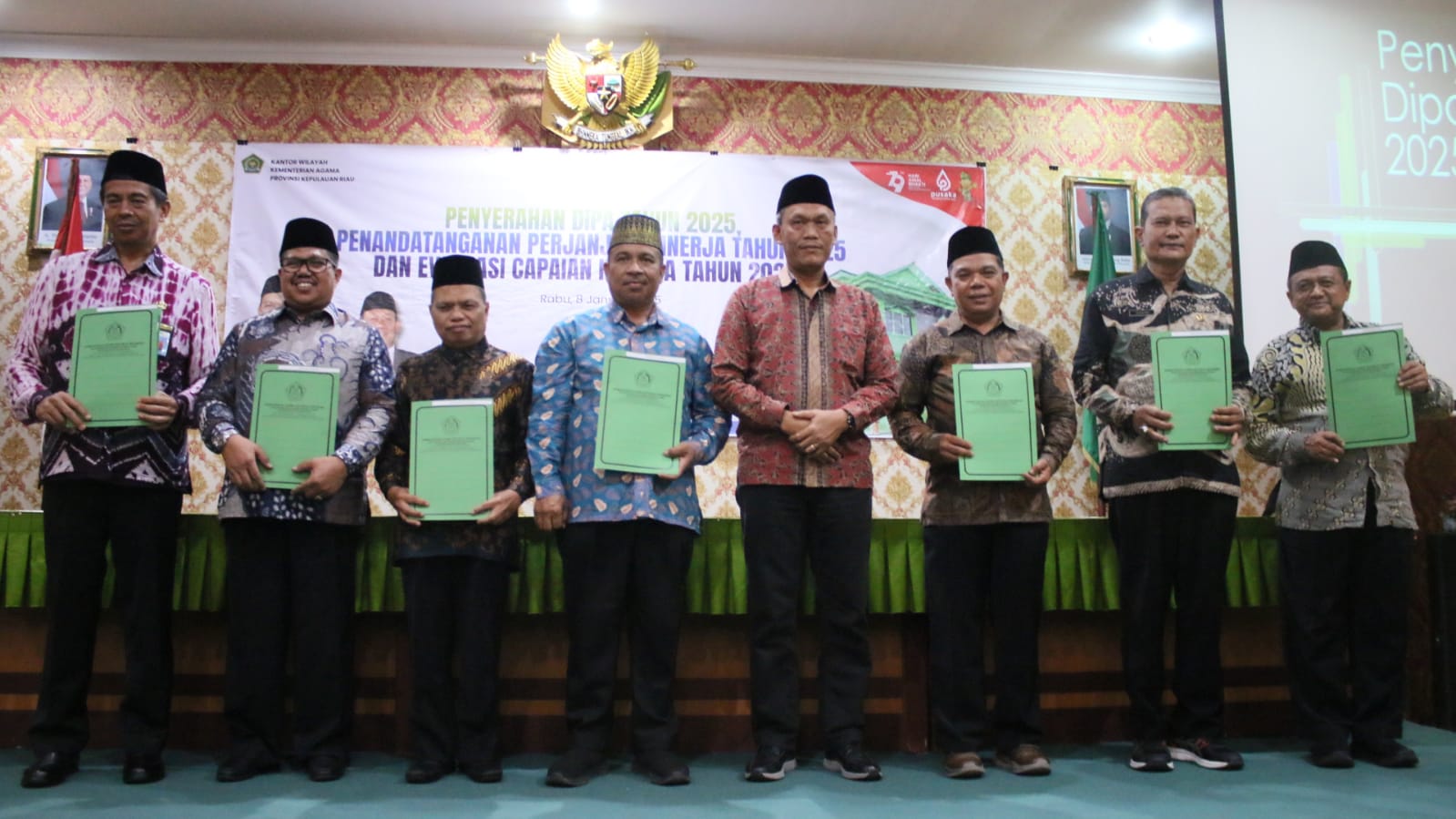 Kanwil Kemenag Kepri Serahkan DIPA kepada Kepala Kantor Kemenag Kabupaten/Kota