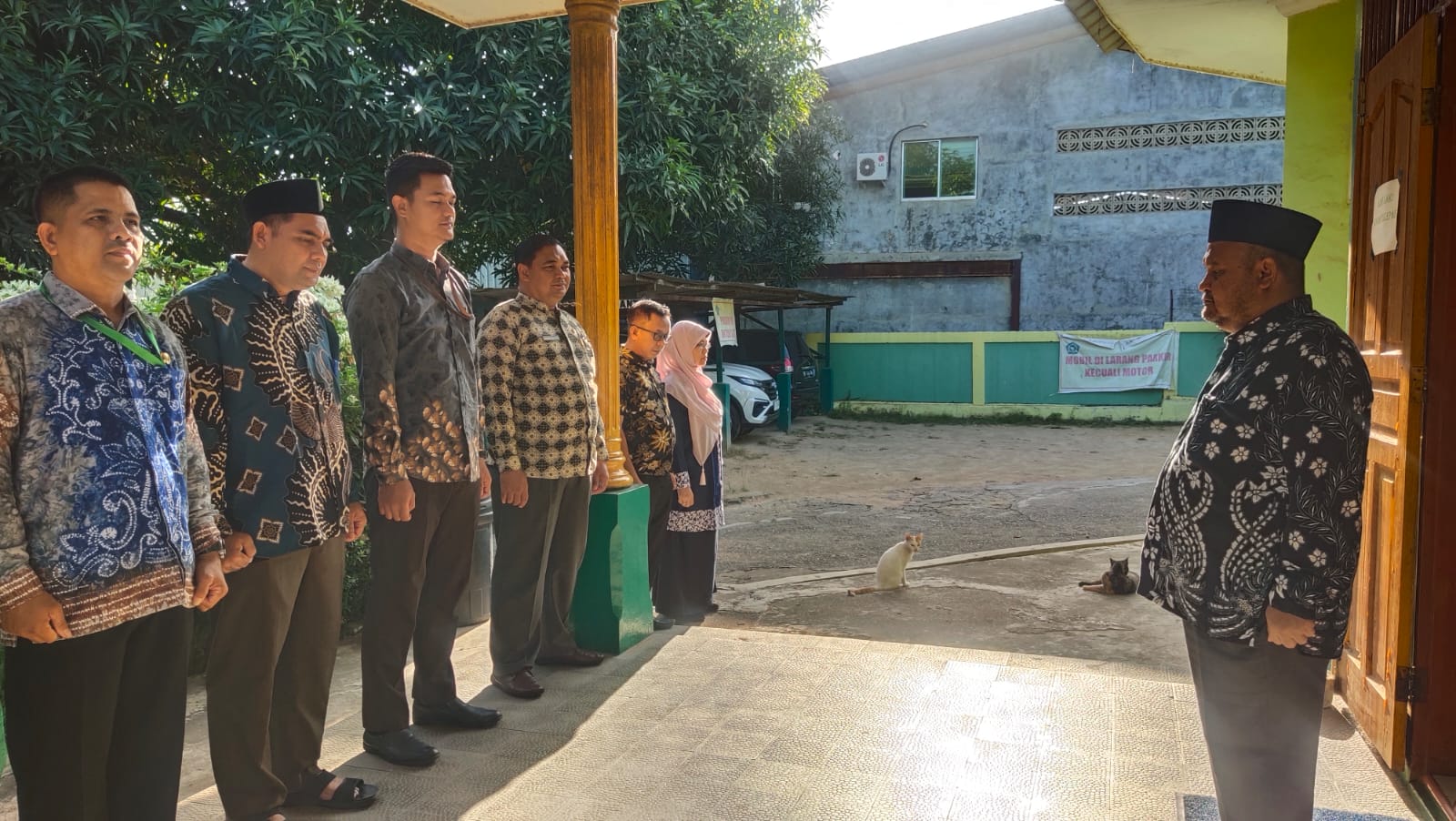 Unggaul Pahmi Hasibuan Ingatkan Kesehatan dan Layanan Prima Saat Apel Pagi KUA Batu Ampar