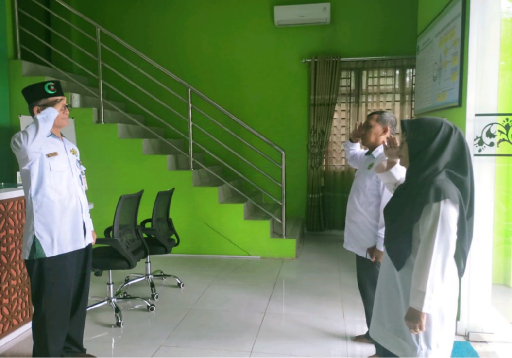 Di Tengah Cuaca Ekstrim, KUA Sekupang Gelar Apel Pagi