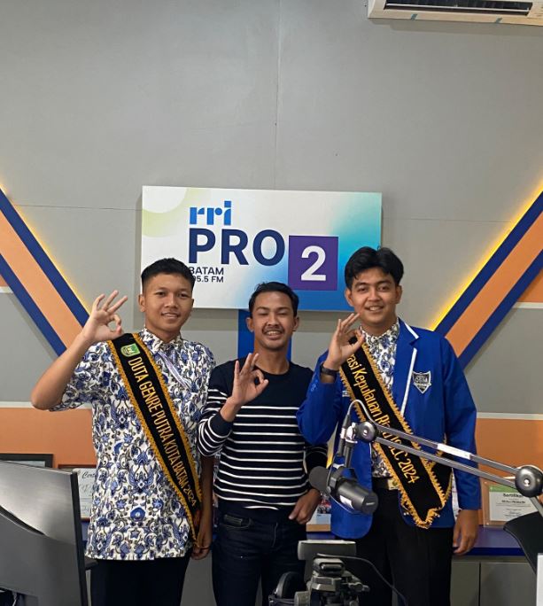 Keren! Duta GenRe dan Delegasi ISLC Kepri 2024 dari MAN 1 Kota Batam Meriahkan Program "Sore Ceria" di RRI Pro 2 Batam