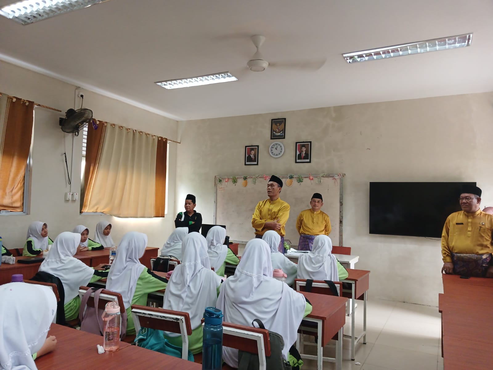 Ka. Kanwil Kementerian Agama Provinsi Kepulauan Riau berikan motivasi kepada peserta didik MTsN 1 Batam