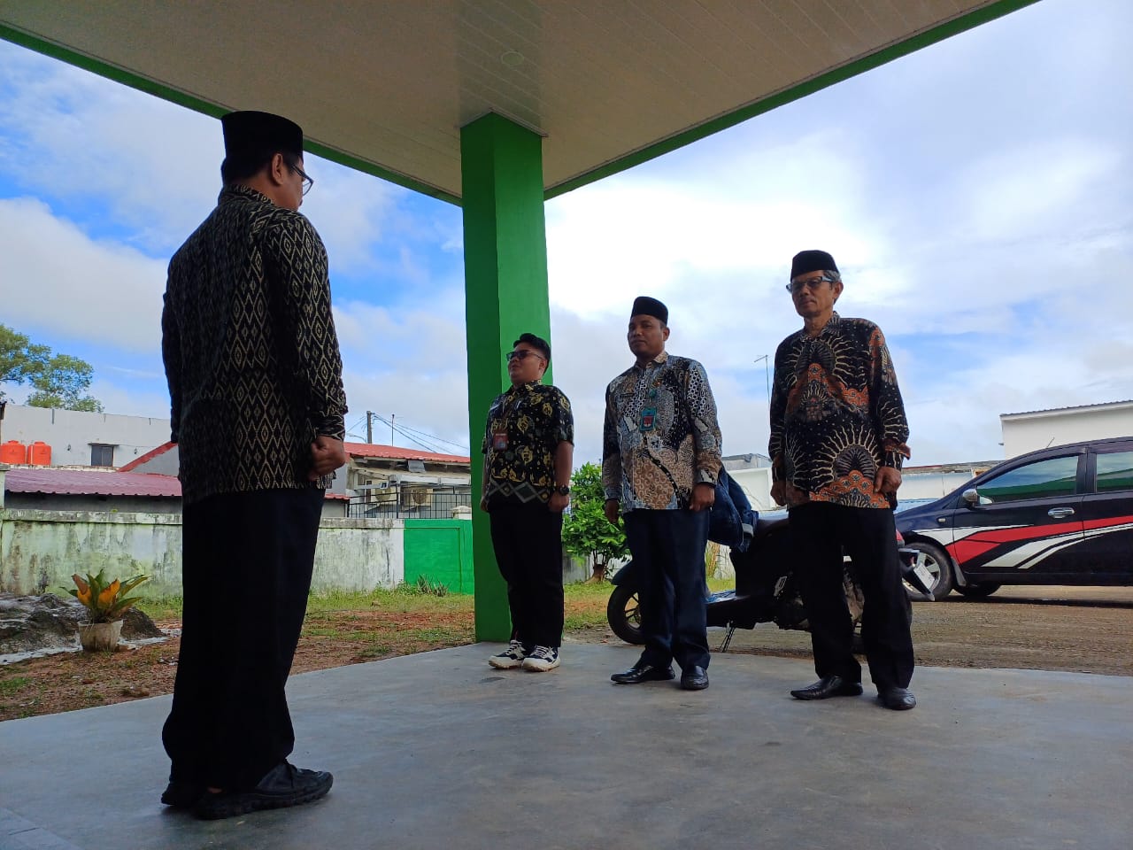 KUA Kecamatan Lubuk Baja Gelar Apel Pagi, Pembina Apel Tekankan Kebersihan dan Pelayanan Prima
