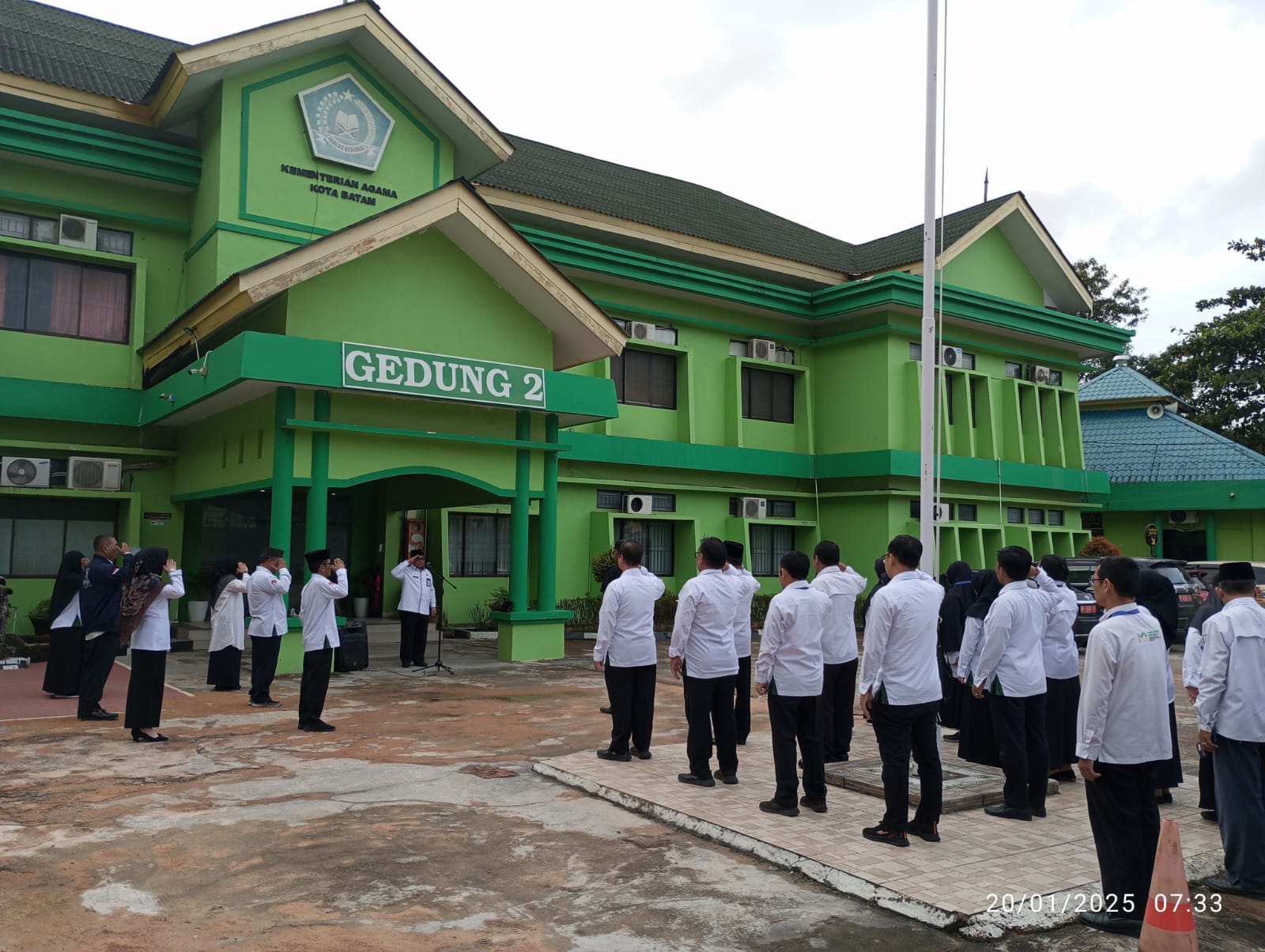 Gelar Apel Pagi, Kepala Kantor Kemenag Kota Batam Tekankan Disiplin dan Layanan Prima