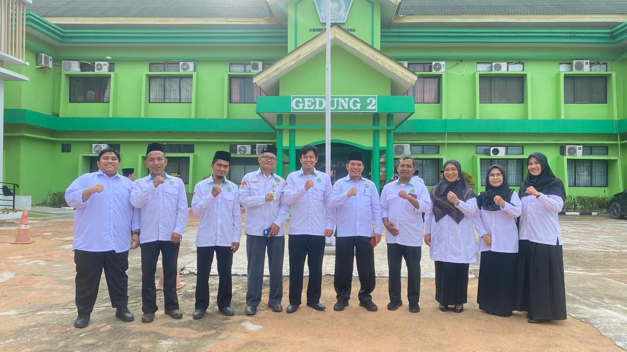 Awali Aktivitas, KUA Sekupang Gelar Apel Pagi di Kantor Kemenag Kota Batam