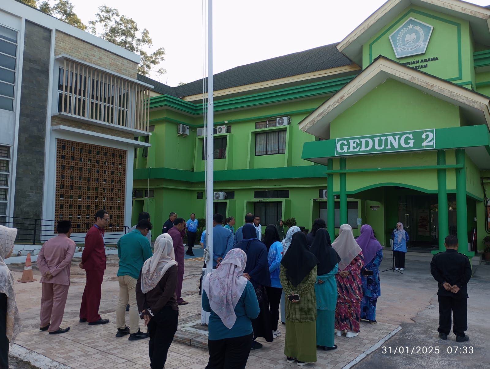 Saat Apel Pagi, Magdalena Silfia Ingatkan Untuk Jaga Predikat WBK