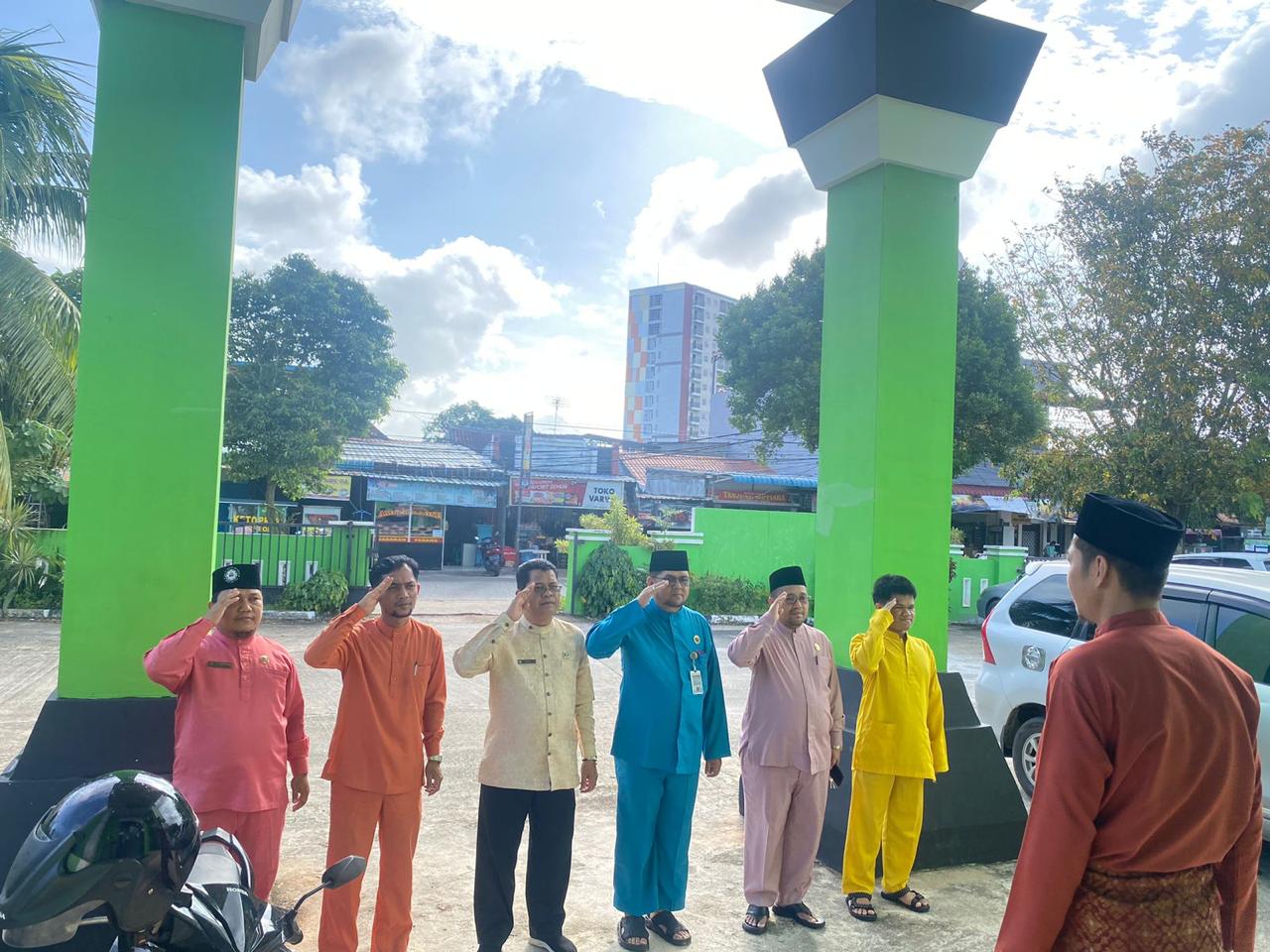 Apel Pagi KUA Batam Kota, Muhammad Fikri Pratama Pastikan Semua Pegawai Disiplin Dalam Pelayanan